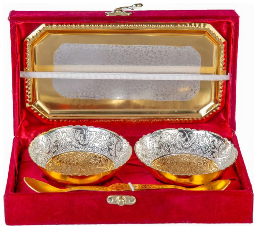 German Gold Round Bowl Set With Embossed Tray And 2 Spoon 4 inch Each Bowl Full Brass With Red Velvet Box (Set of 5Pieces)
German Gold Round Bowl Set With Embossed Tray And 2 Spoon 4 inch Each Bowl Full Brass With Red Velvet Box (Set of 5Pieces)