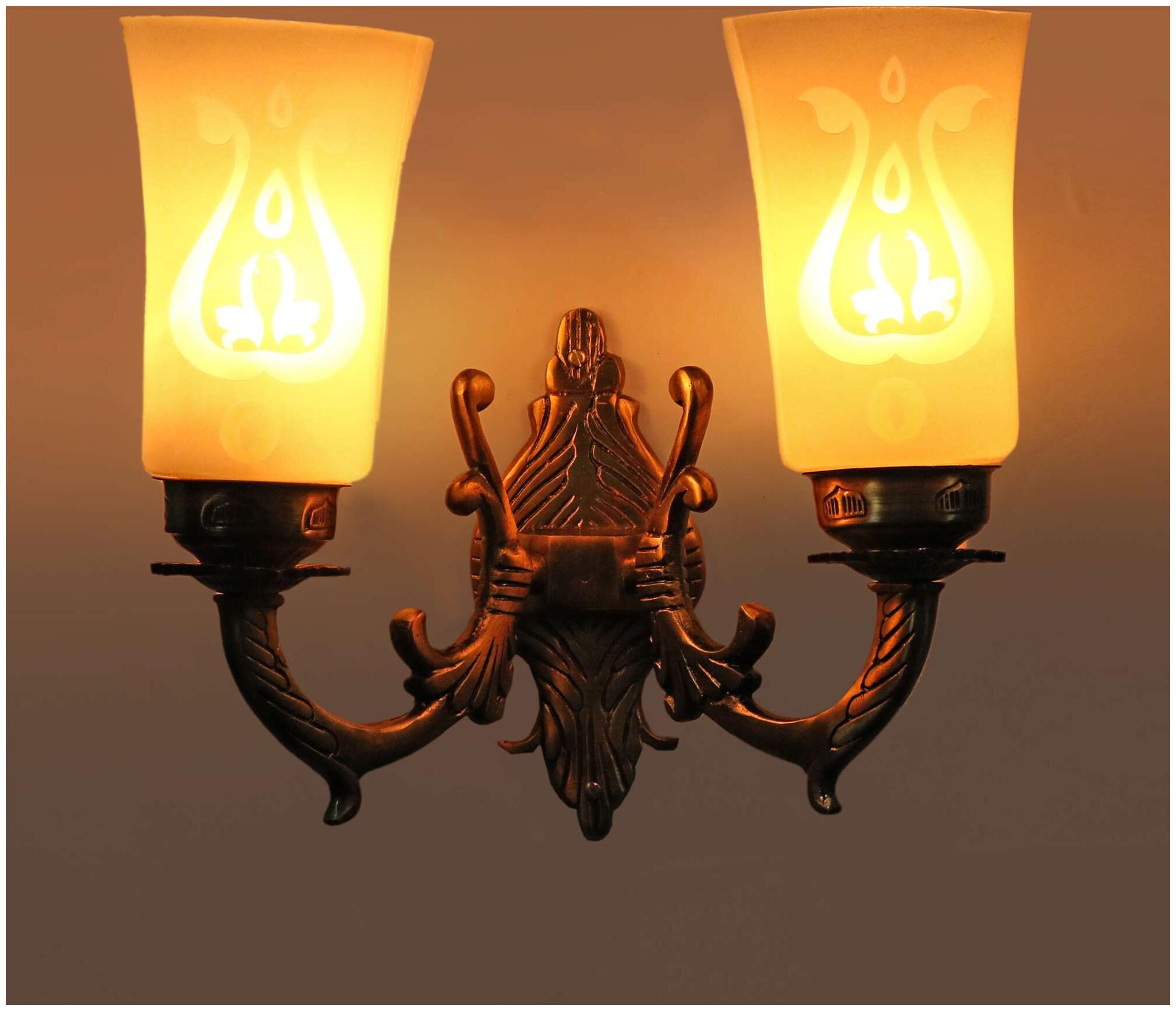 Somil New Stylish Twins Hand Decorative Colorful Glass Wall Lamp Light With Royal Metal Fitting D23
Somil New Stylish Twins Hand Decorative Colorful Glass Wall Lamp Light With Royal Metal Fitting D23
