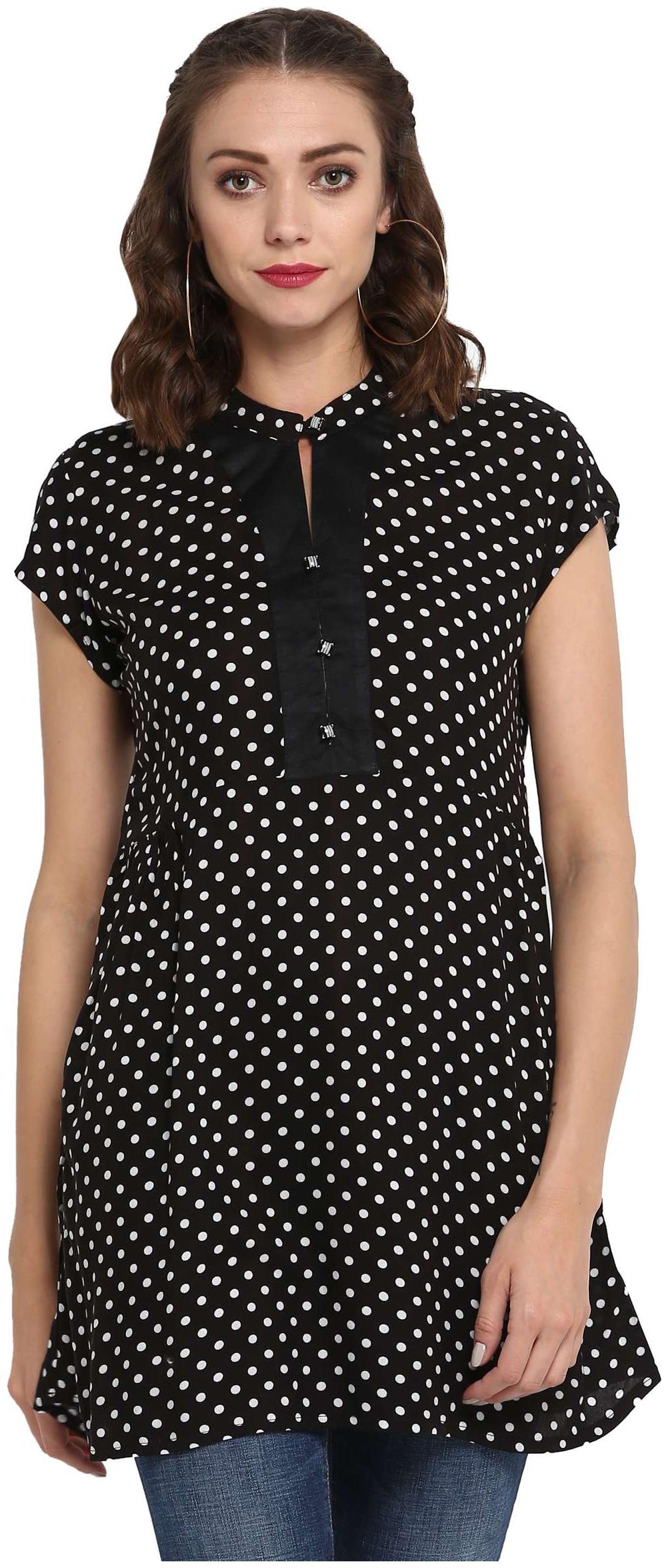 

Aanvi Women Black Printed Straight Kurta