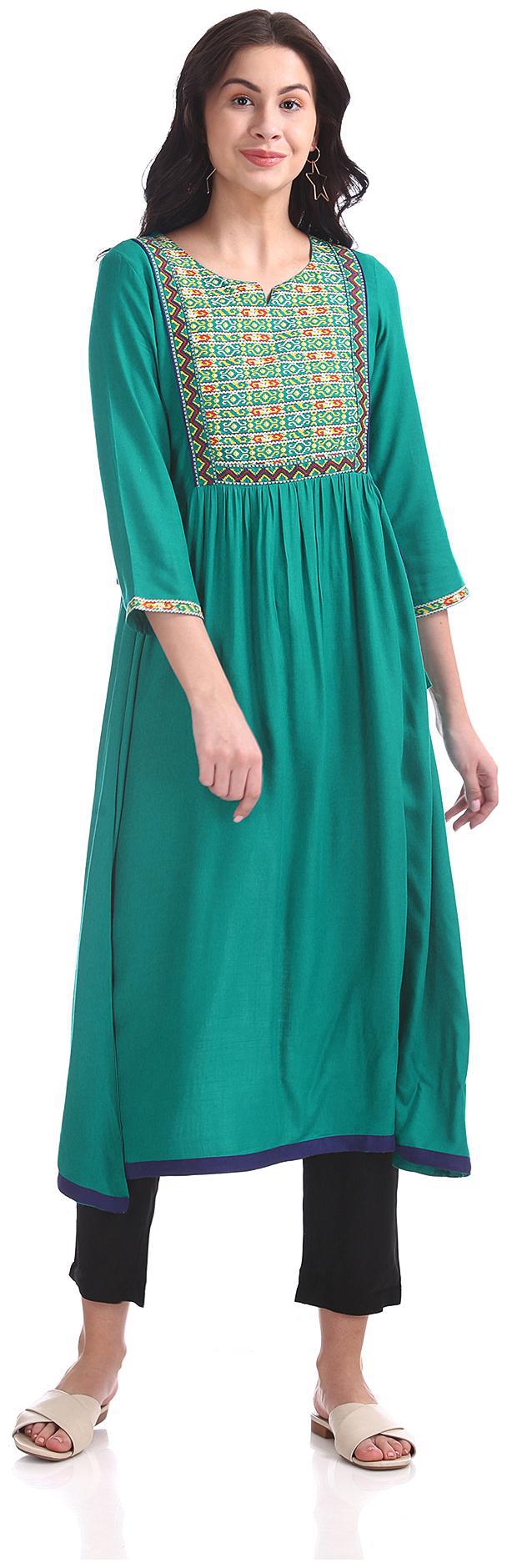 

Anahi Women Green Embroidered Straight Kurta