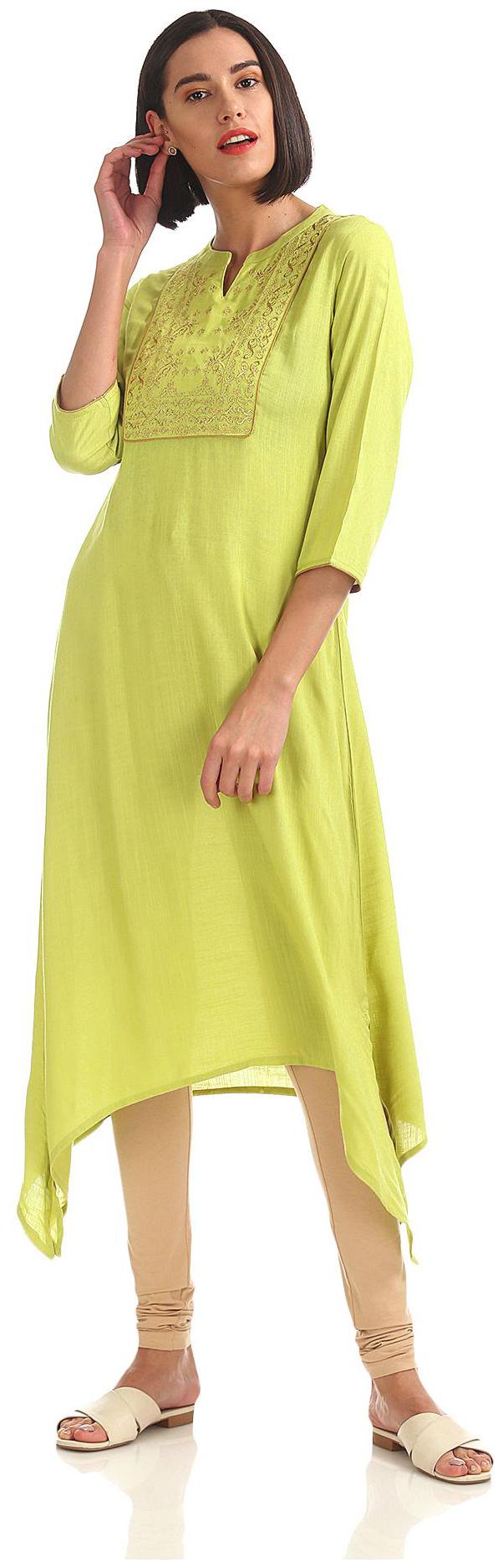 

Anahi Women Green Embroidered Straight Kurta