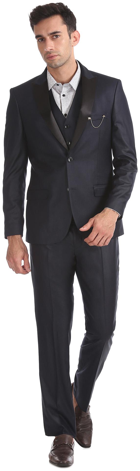 

Arrow Peak Lapel Collar Three Piece Suit