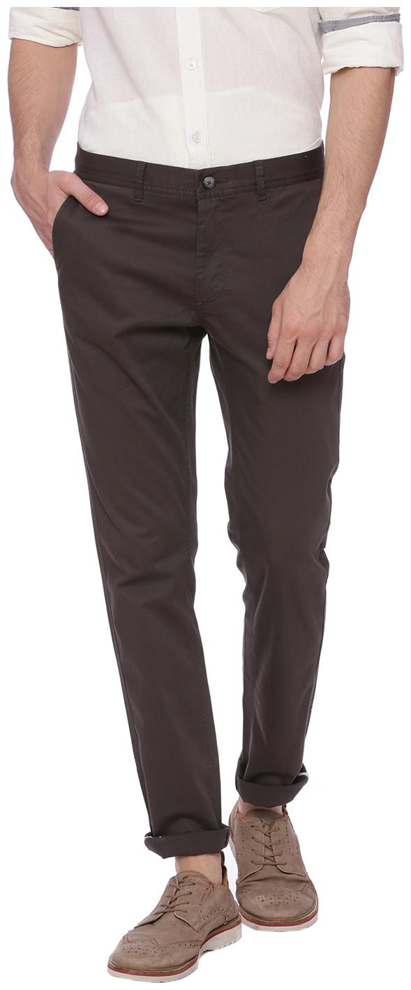 

BASICS Men Brown Solid Slim fit Chinos