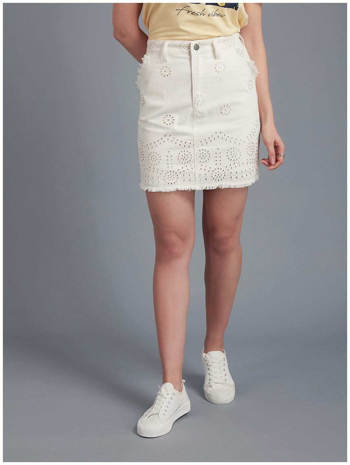 

Cover Story Embroidered Bodycon skirt Mini Skirt - White