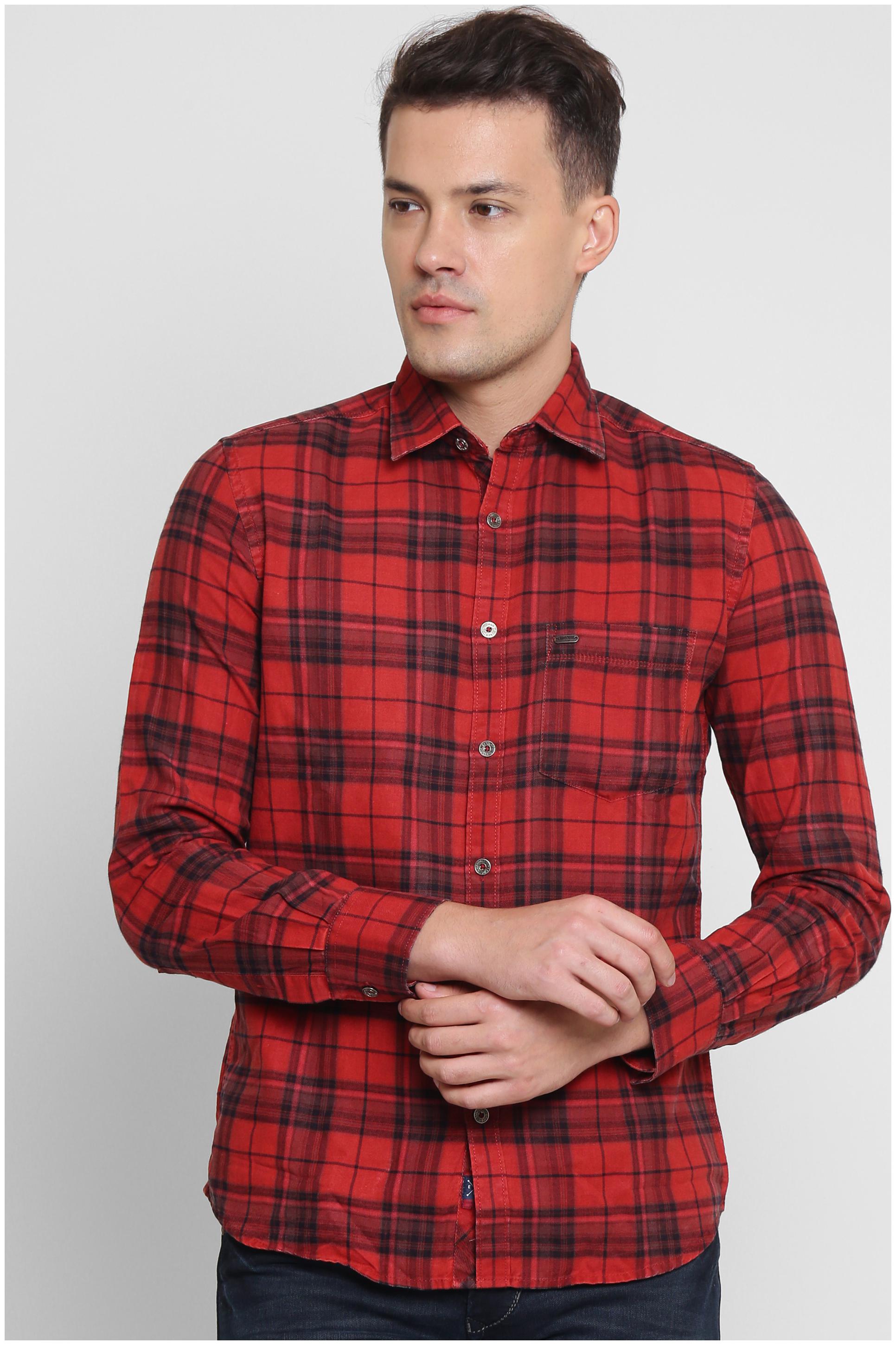 

Crimsoune Club Men Red Checked Slim Fit Casual Shirt