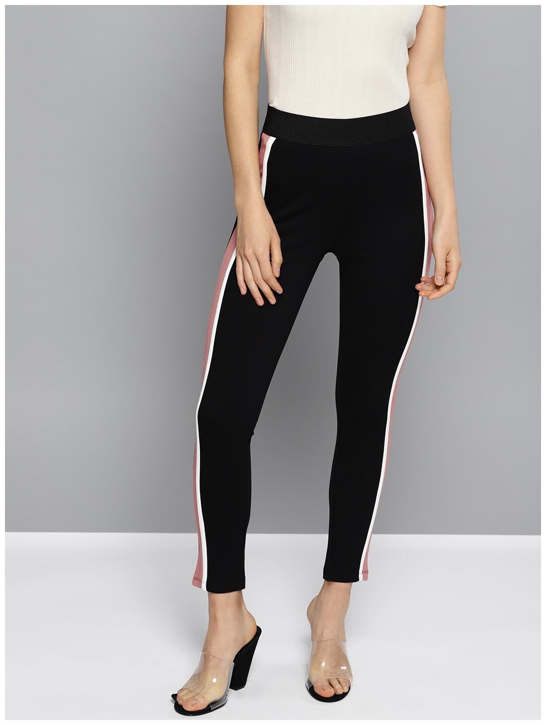 

Harpa Women Black Relaxed fit Jegging