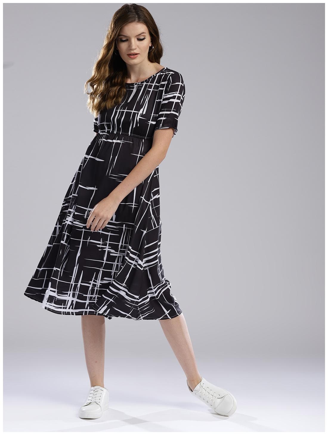 

Hubberholme Women Black Printed Straight Kurta