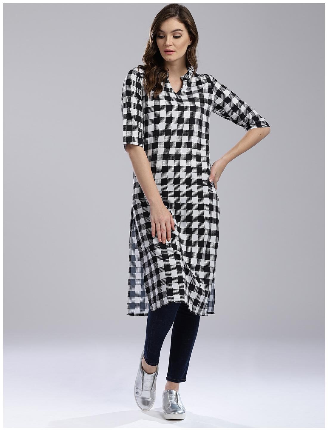 

Hubberholme Women Black Printed Straight Kurta