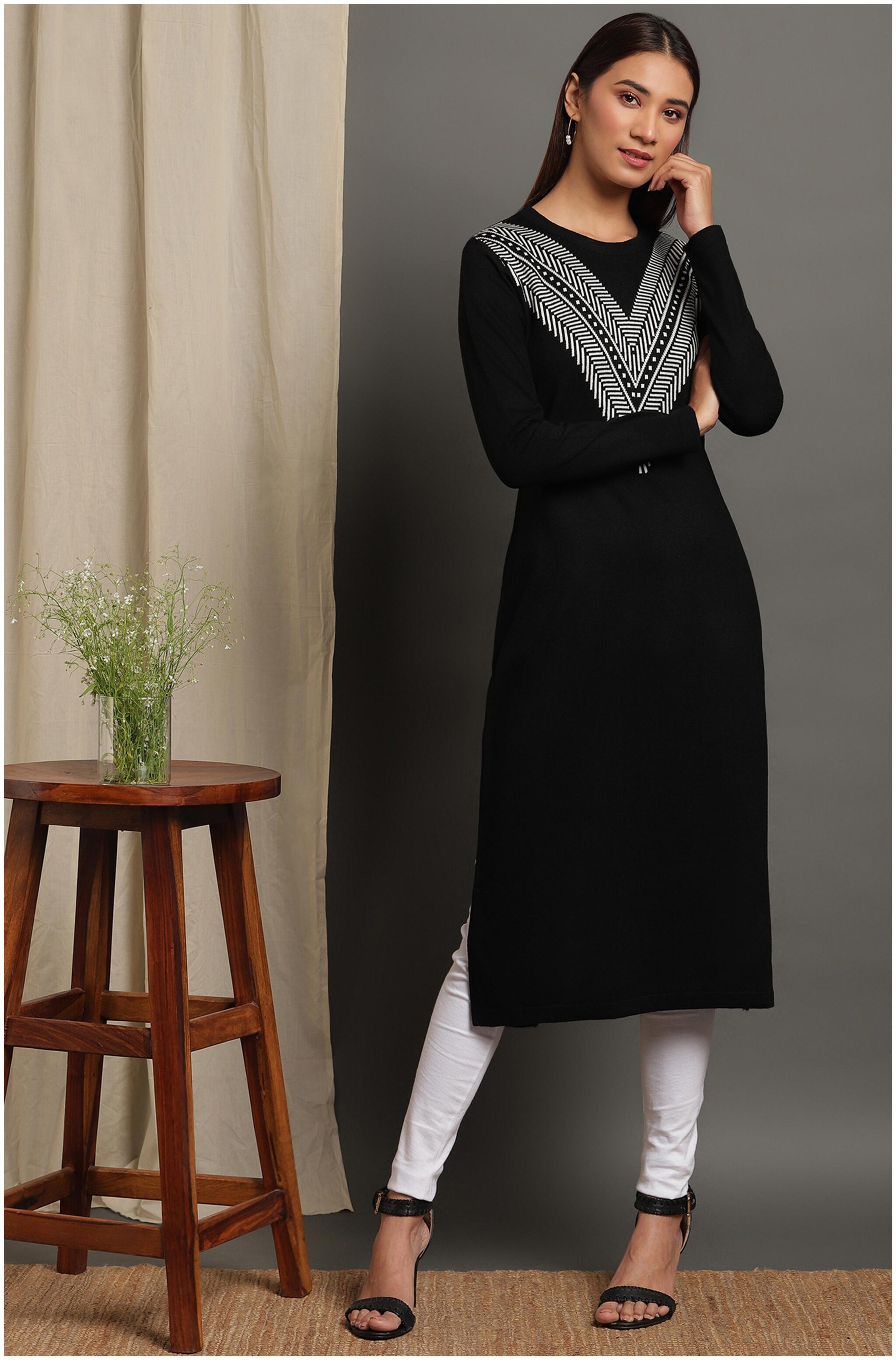 

Janasya Women Black Ethnic Motifs Straight Kurta