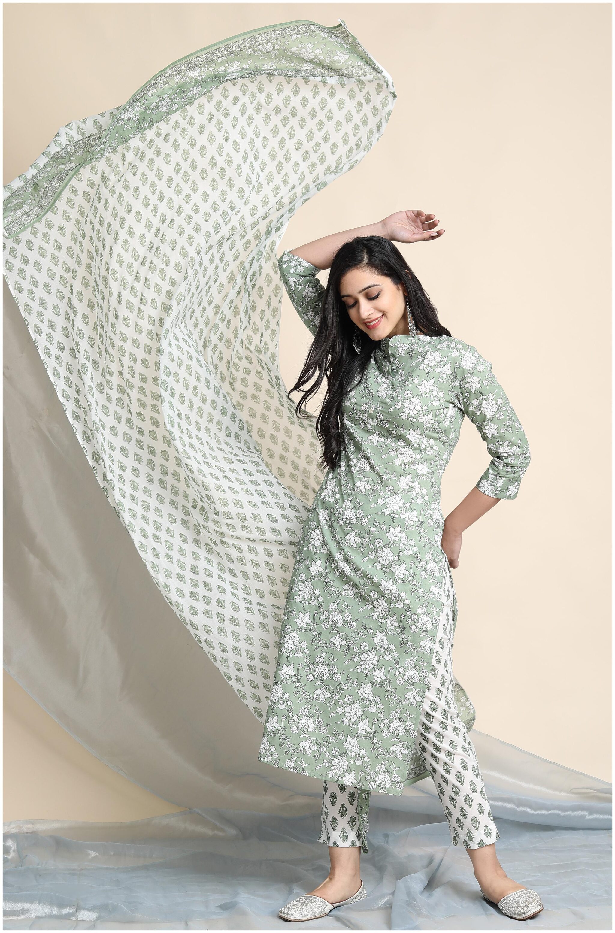 

Janasya Women Green Floral Straight Kurta With Pants And Dupatta