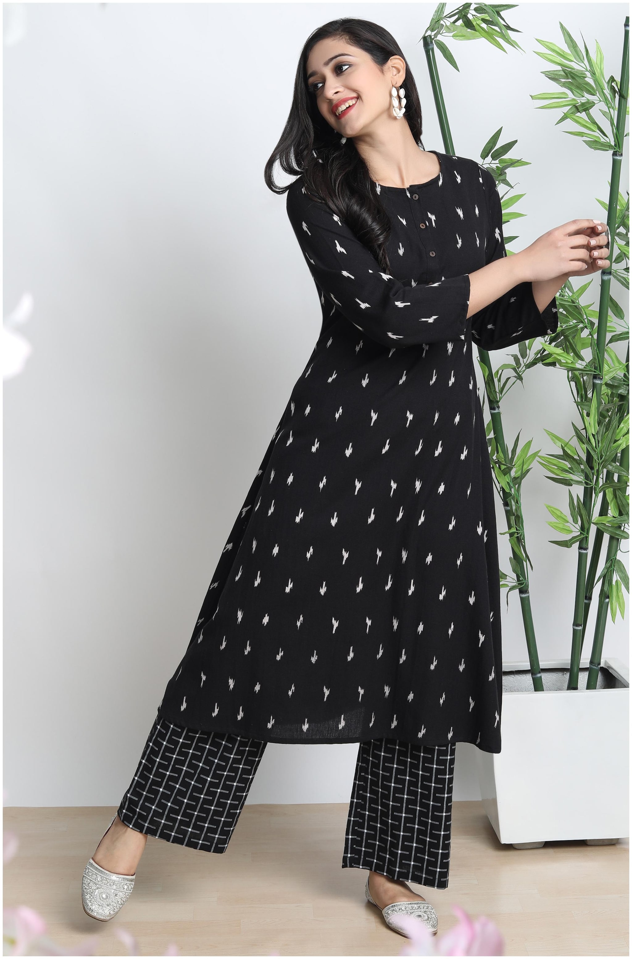 

Janasya Women Cotton Blend Abstract Black Kurta With Palazzo