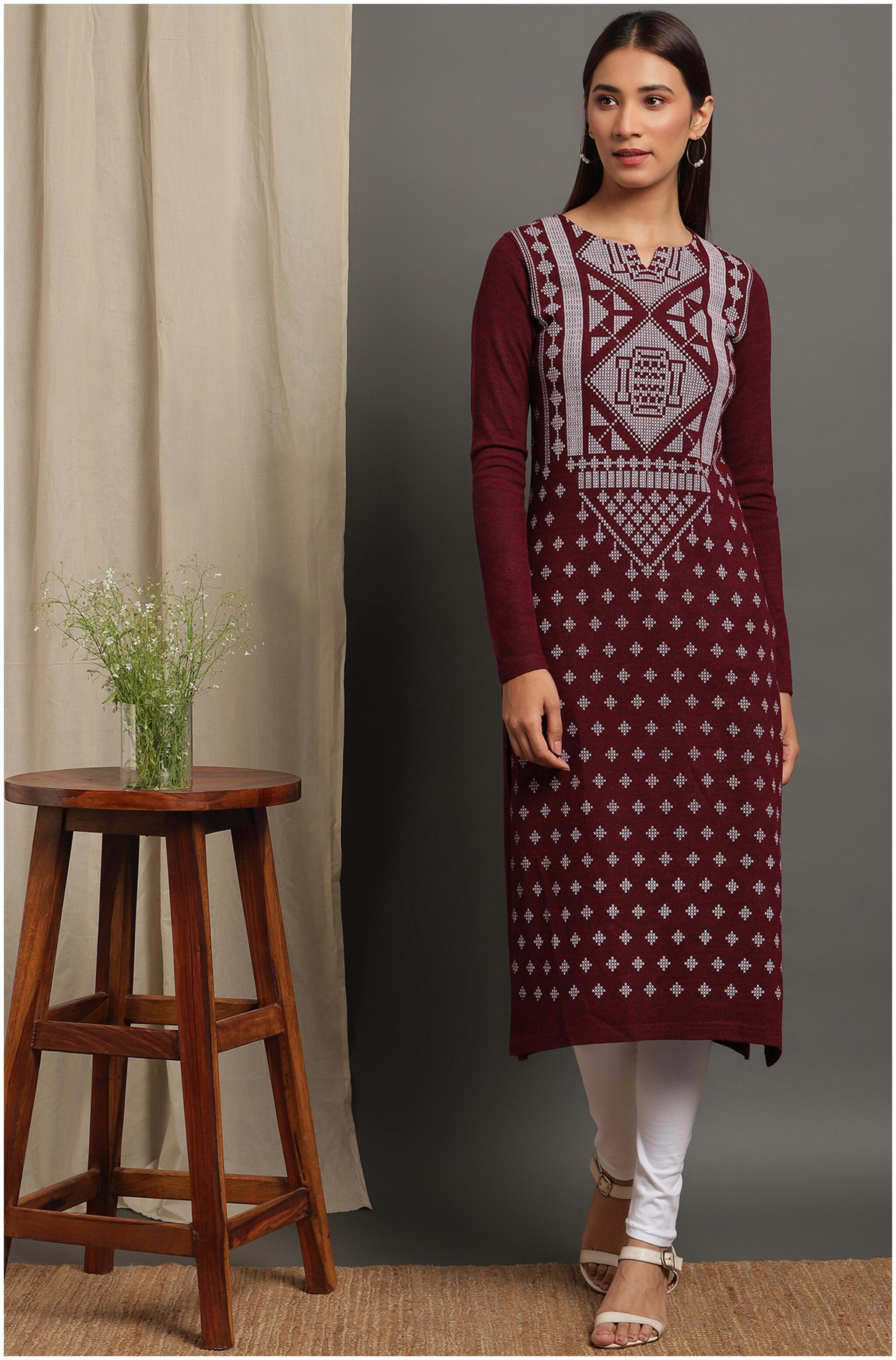 

Janasya Women Maroon Geometric Straight Kurta