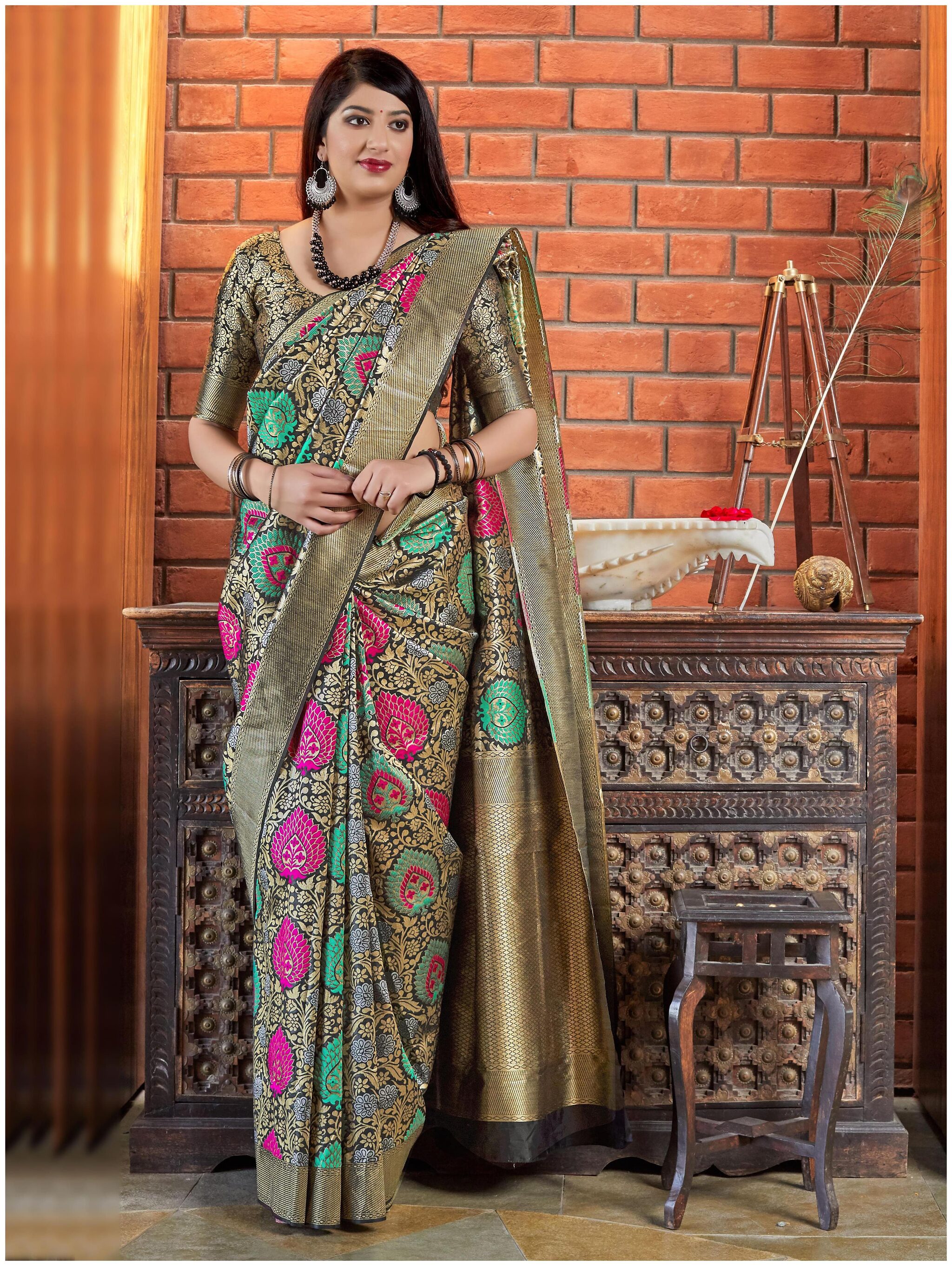 

Manohari Black Banarasi Silk Woven Saree With Blouse Peice