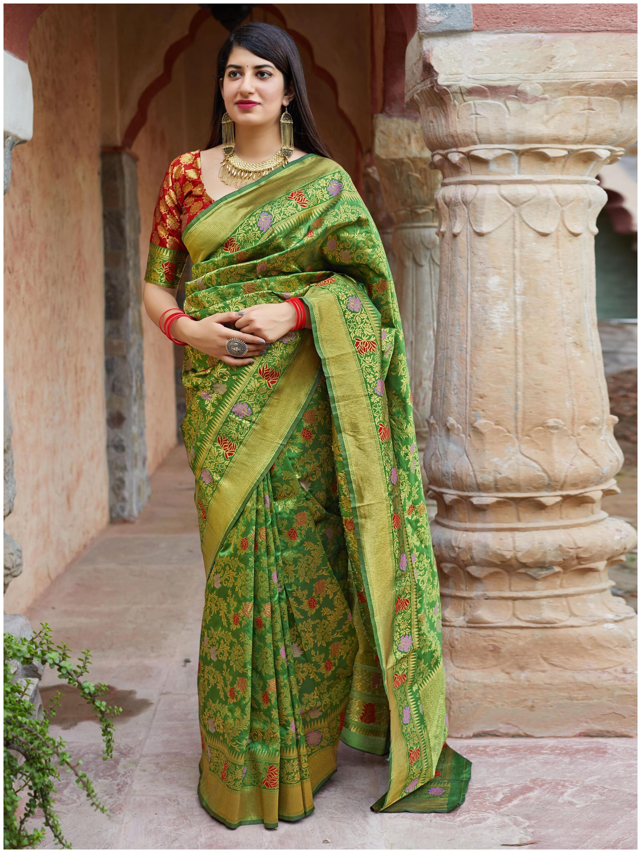 

Manohari Green Banarasi Silk Woven Saree With Blouse peice