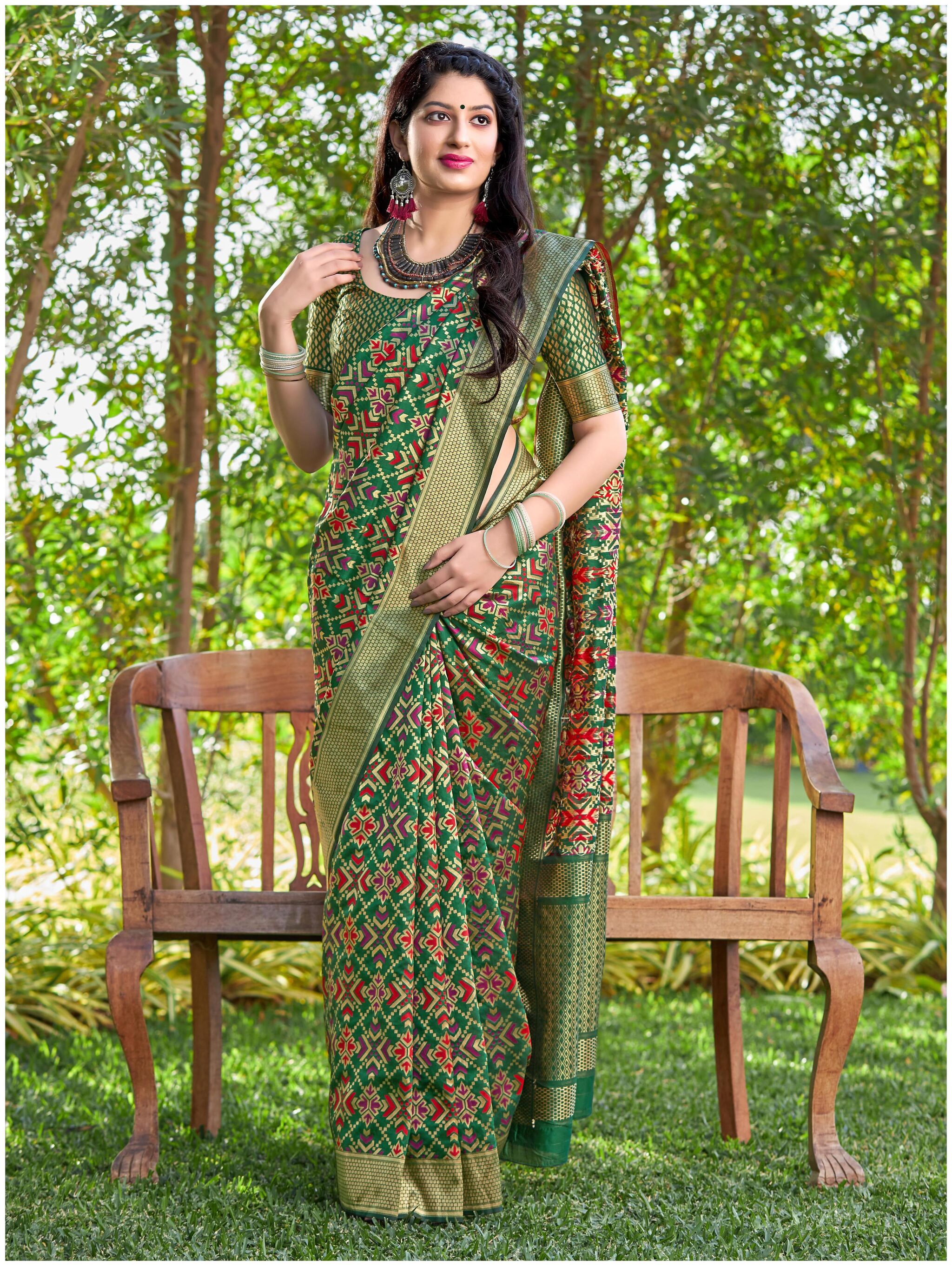 

Manohari Green Banarasi Silk Woven Saree With Blouse Peice