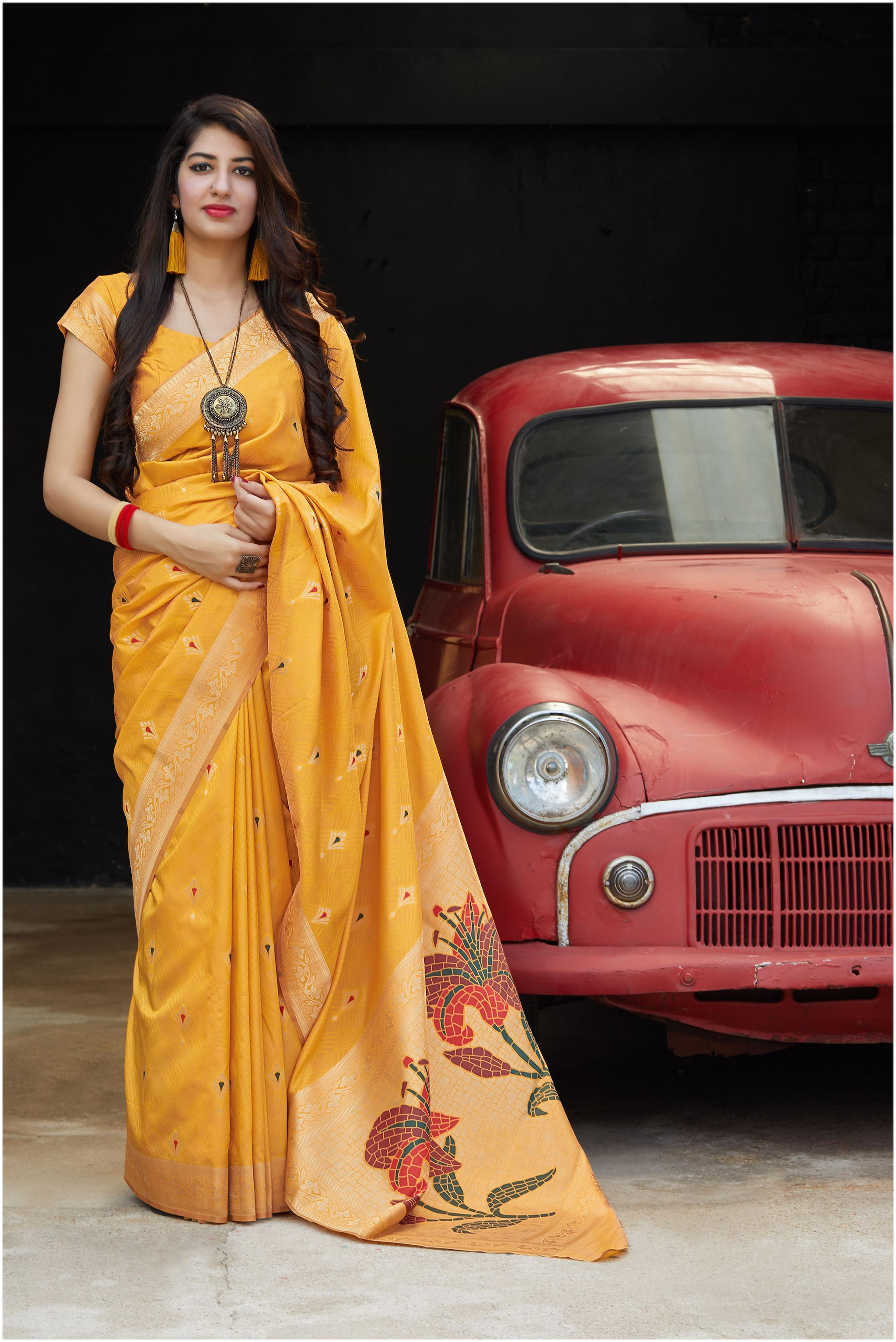 

Manohari Jacquard Woven Yellow Color Saree with Blouse