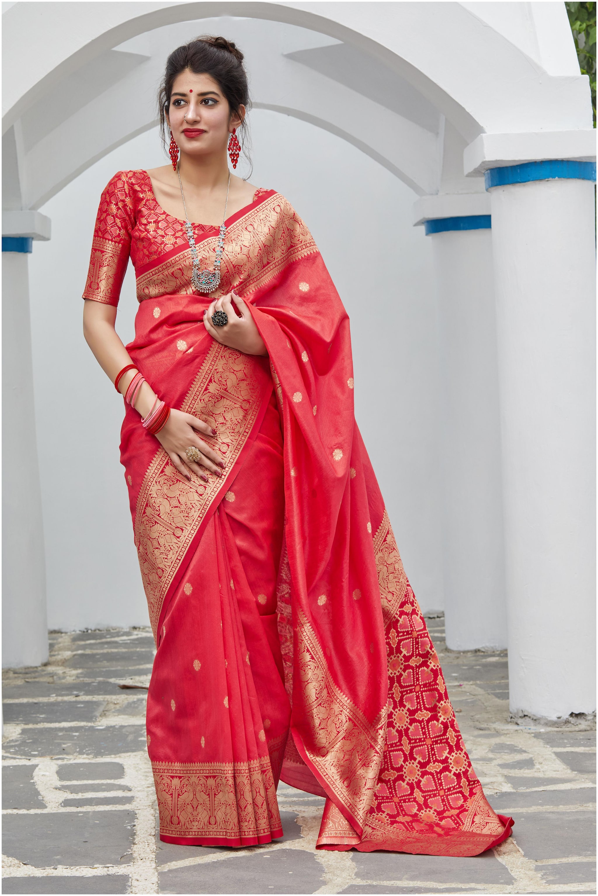 

Manohari Jacquard Woven Red Color Saree with Blouse