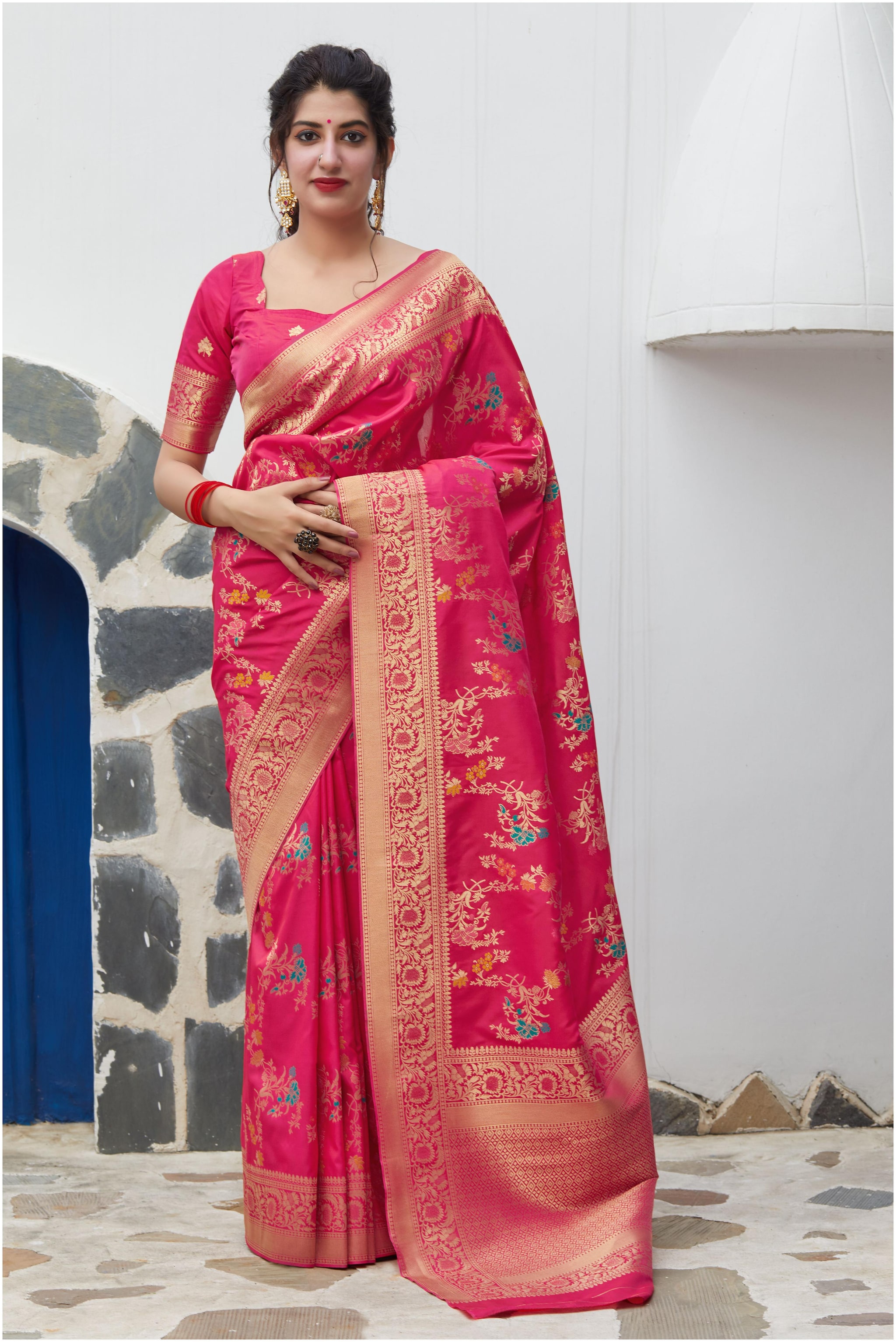 

Manohari Jacquard Woven Pink Color Saree with Blouse