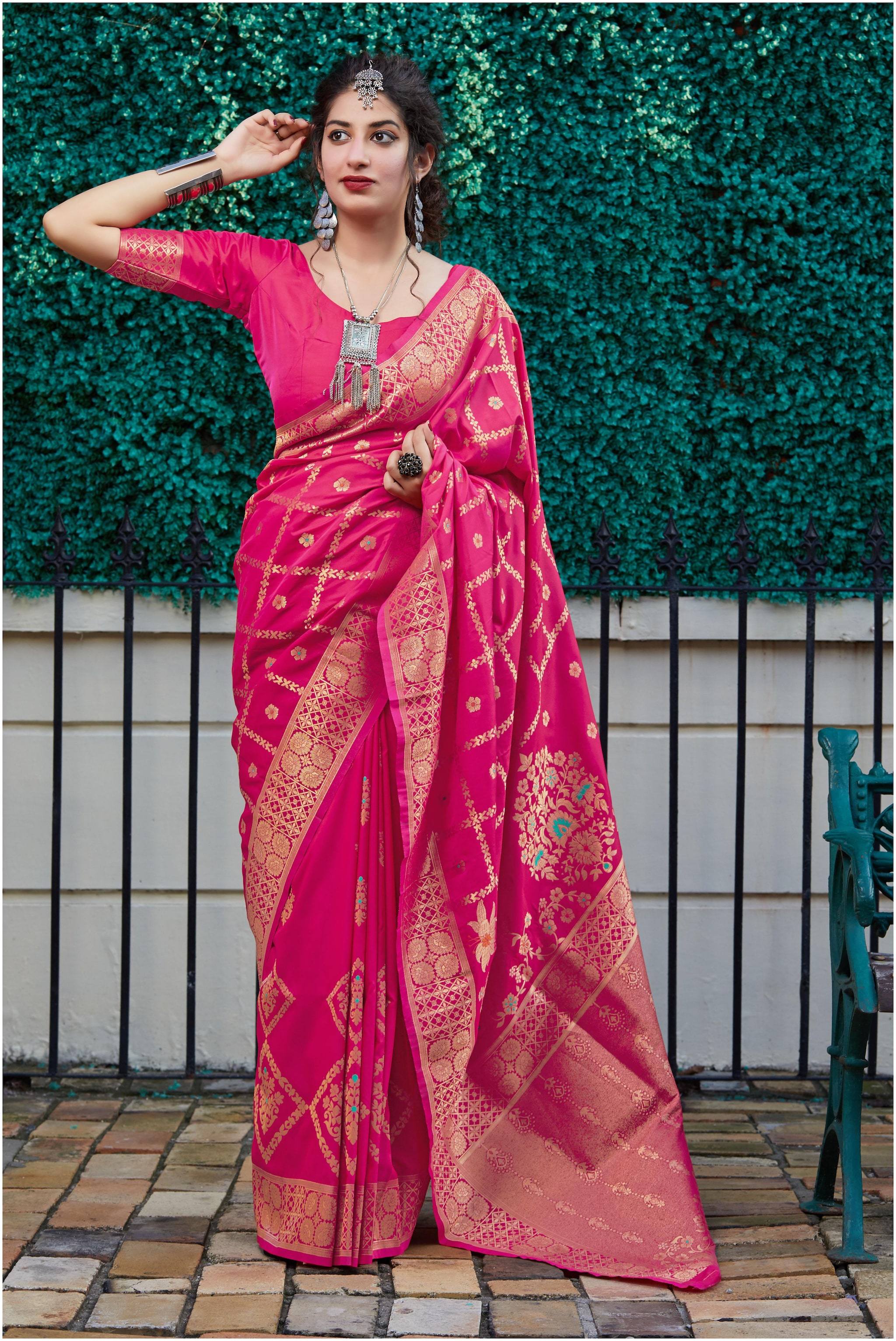 

Manohari Jacquard Woven Pink Color Saree with Blouse