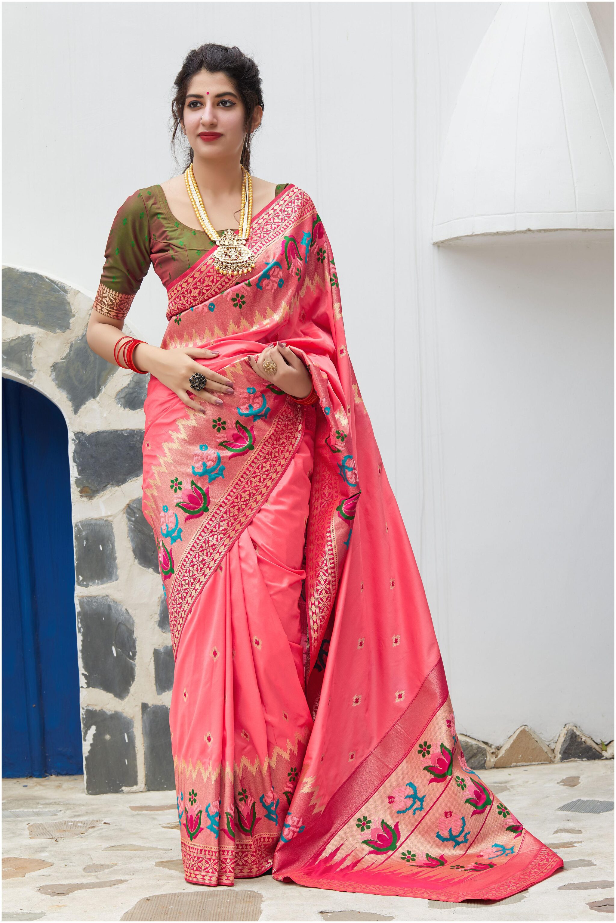 

Manohari Jacquard Woven Peach Color Saree with Blouse