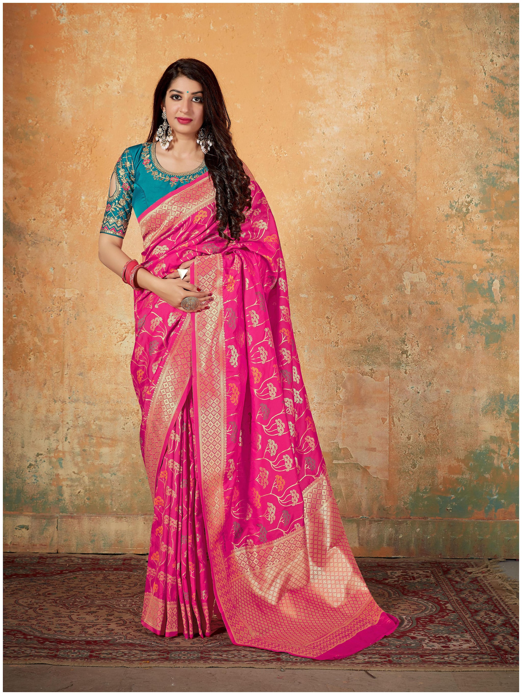 

Manohari Pink Banarasi Silk Saree With Blouse Peice