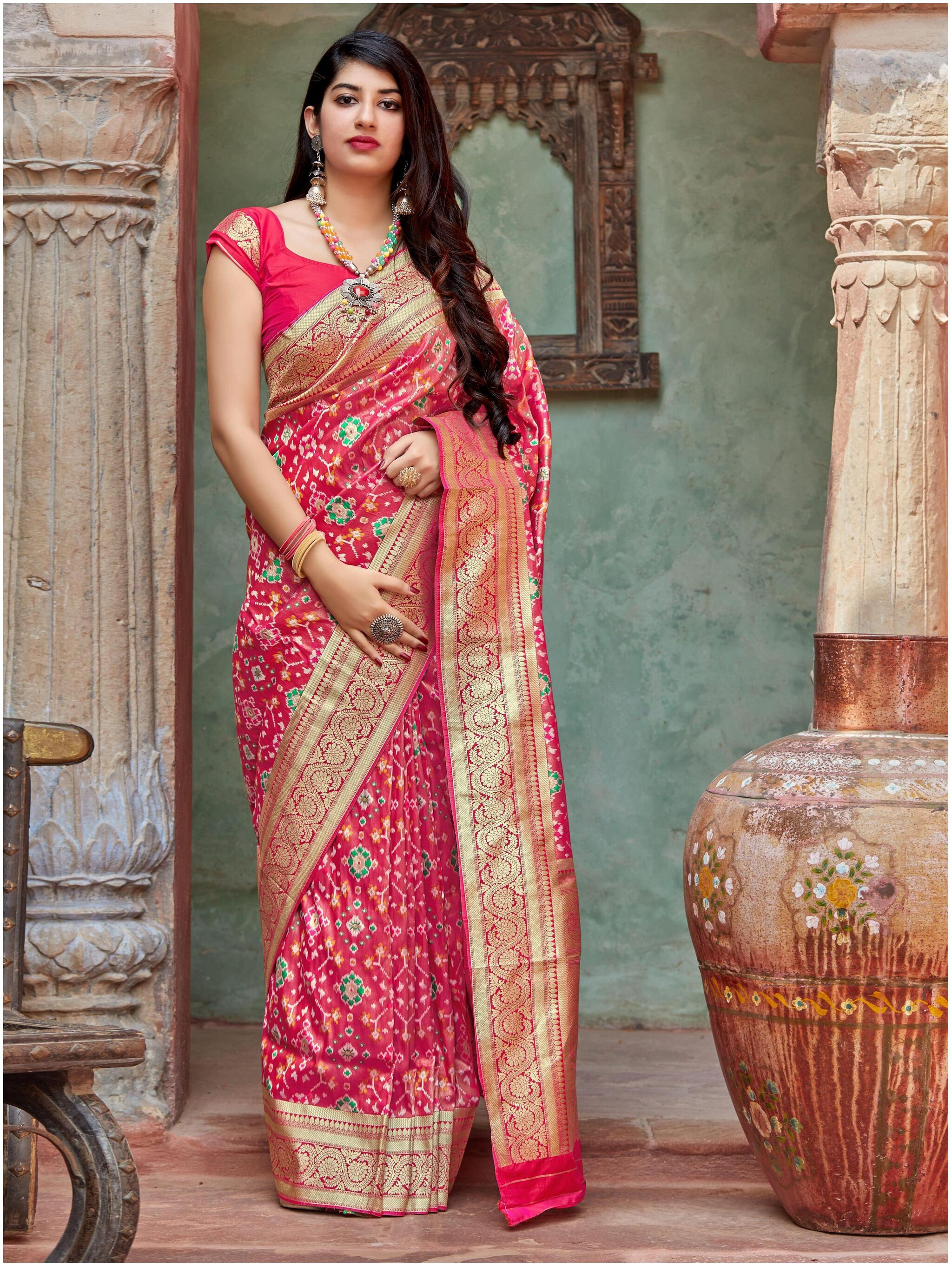 

Manohari Pink Banarasi Silk Woven Saree With Blouse Peice