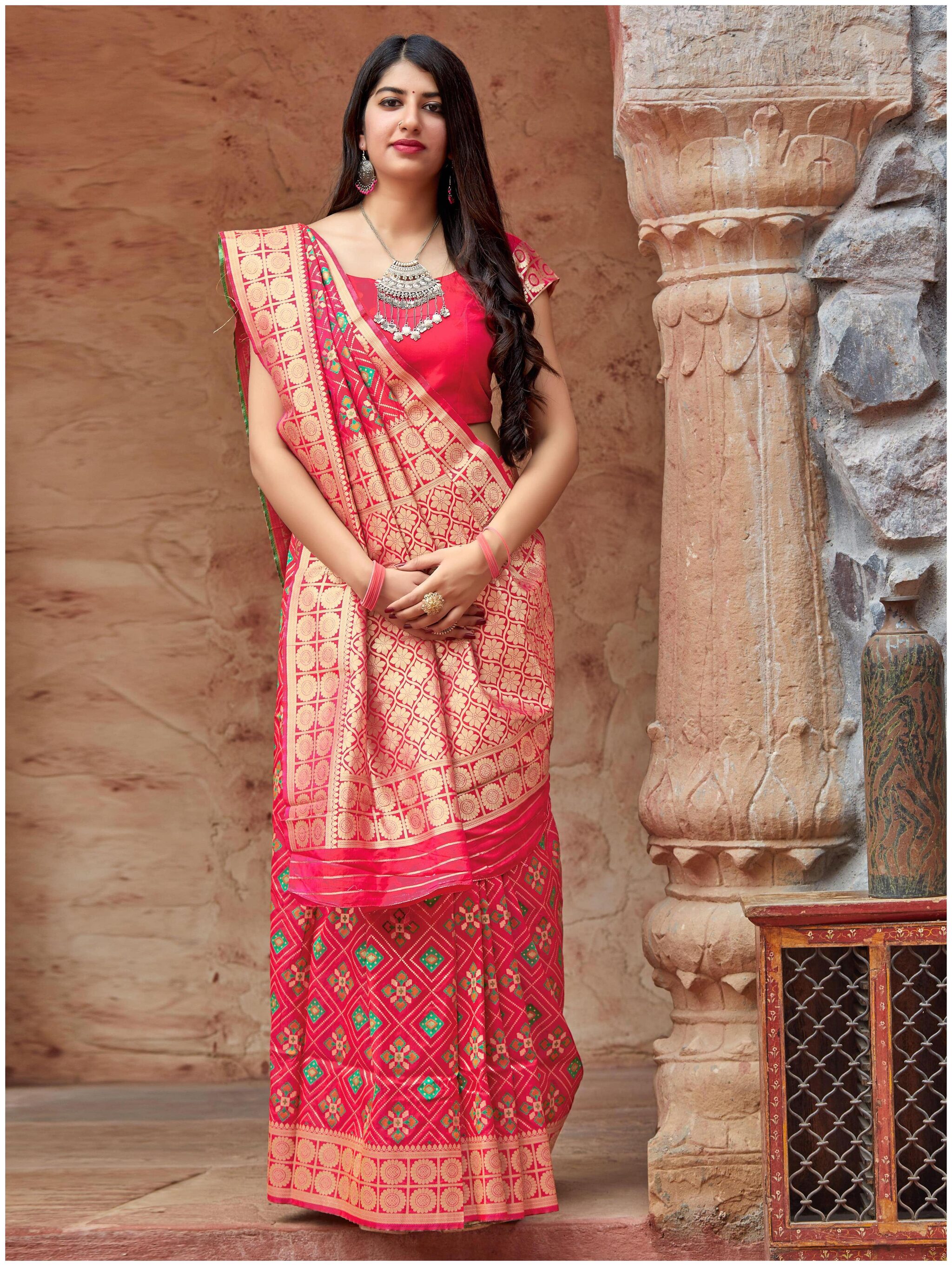 

Manohari Pink Banarasi Silk Woven Saree With Blouse Peice