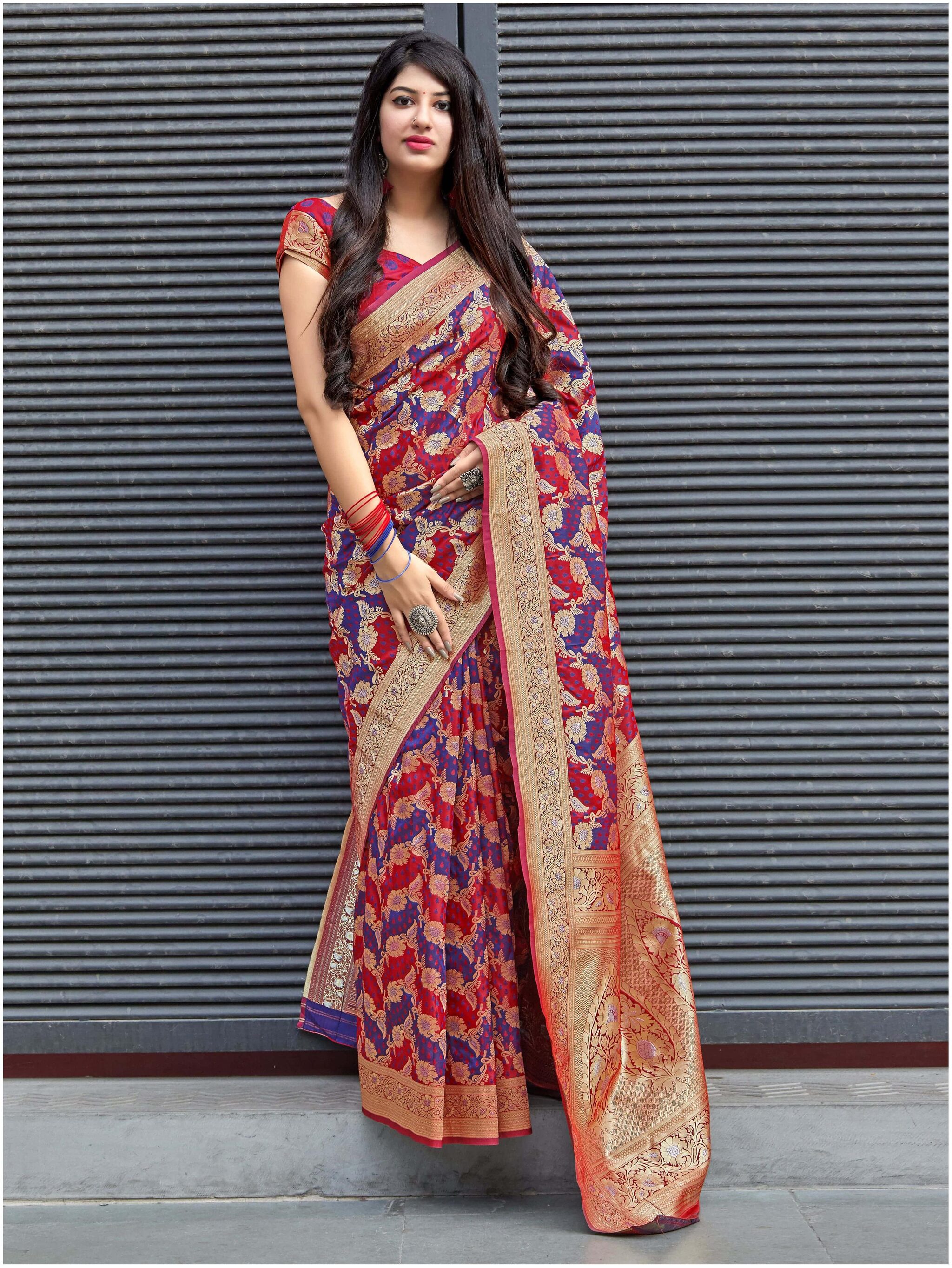 

Manohari Red Banarasi Silk Woven Saree With Blouse Peice