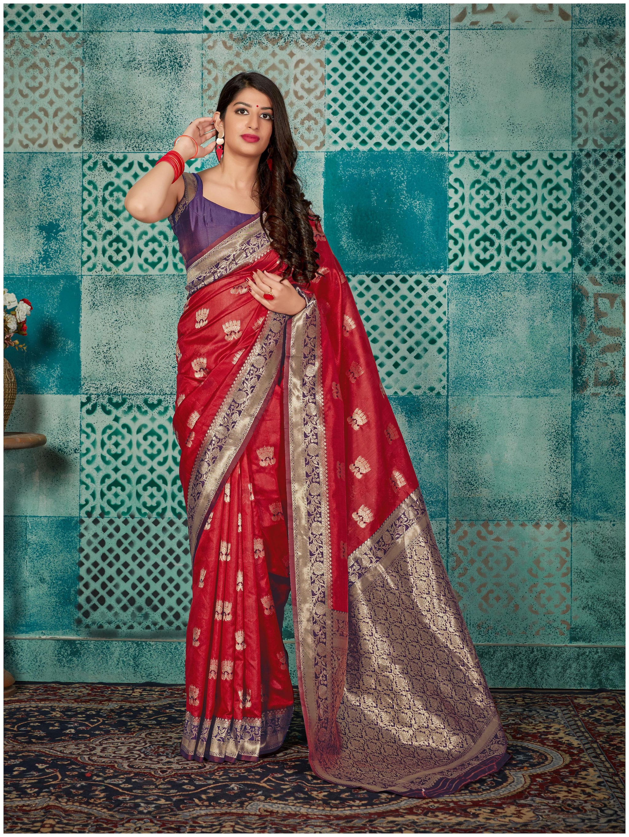 

Manohari Women Jacquard Sarees Red