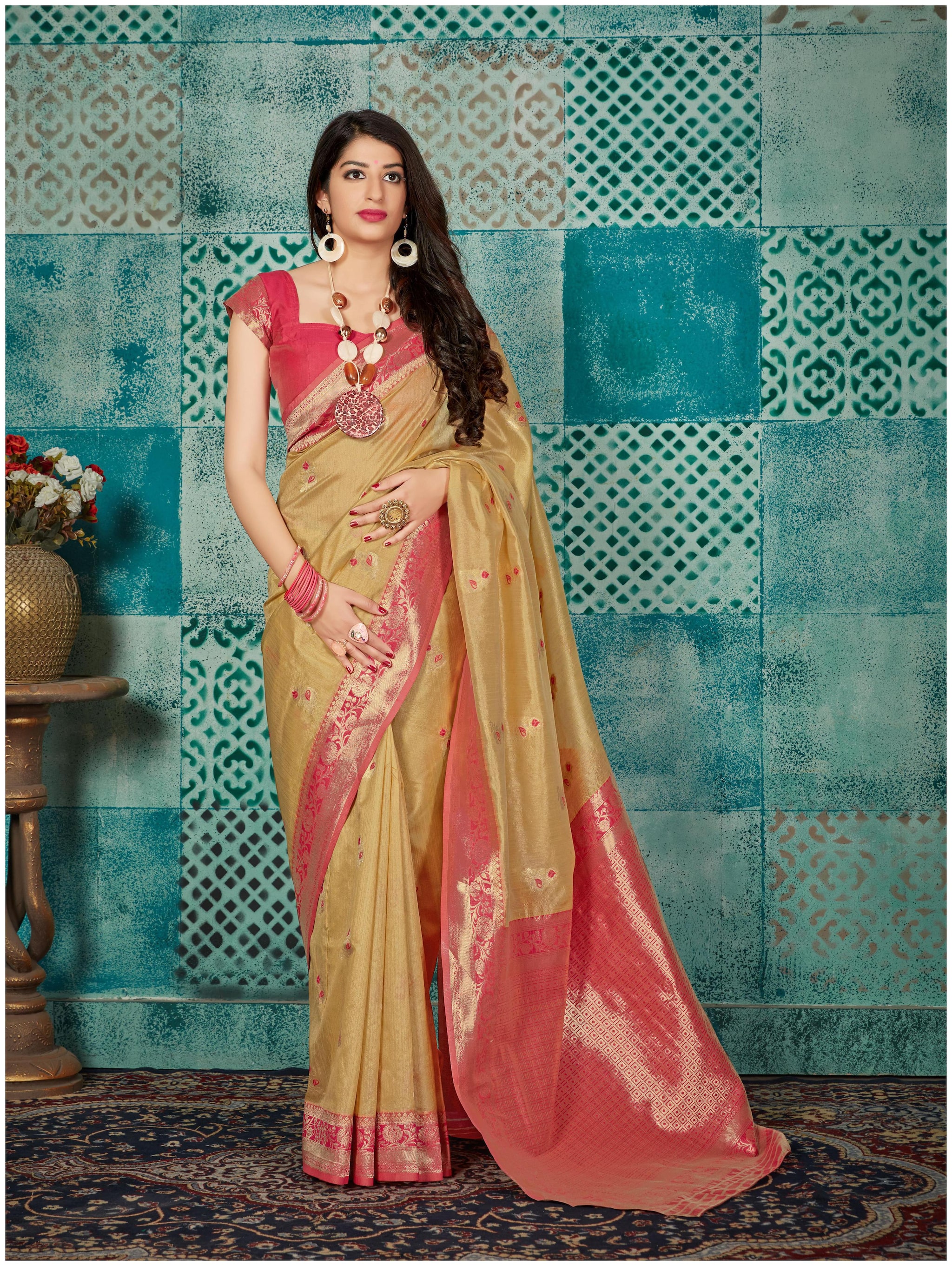 

Manohari Women Jacquard Sarees Beige
