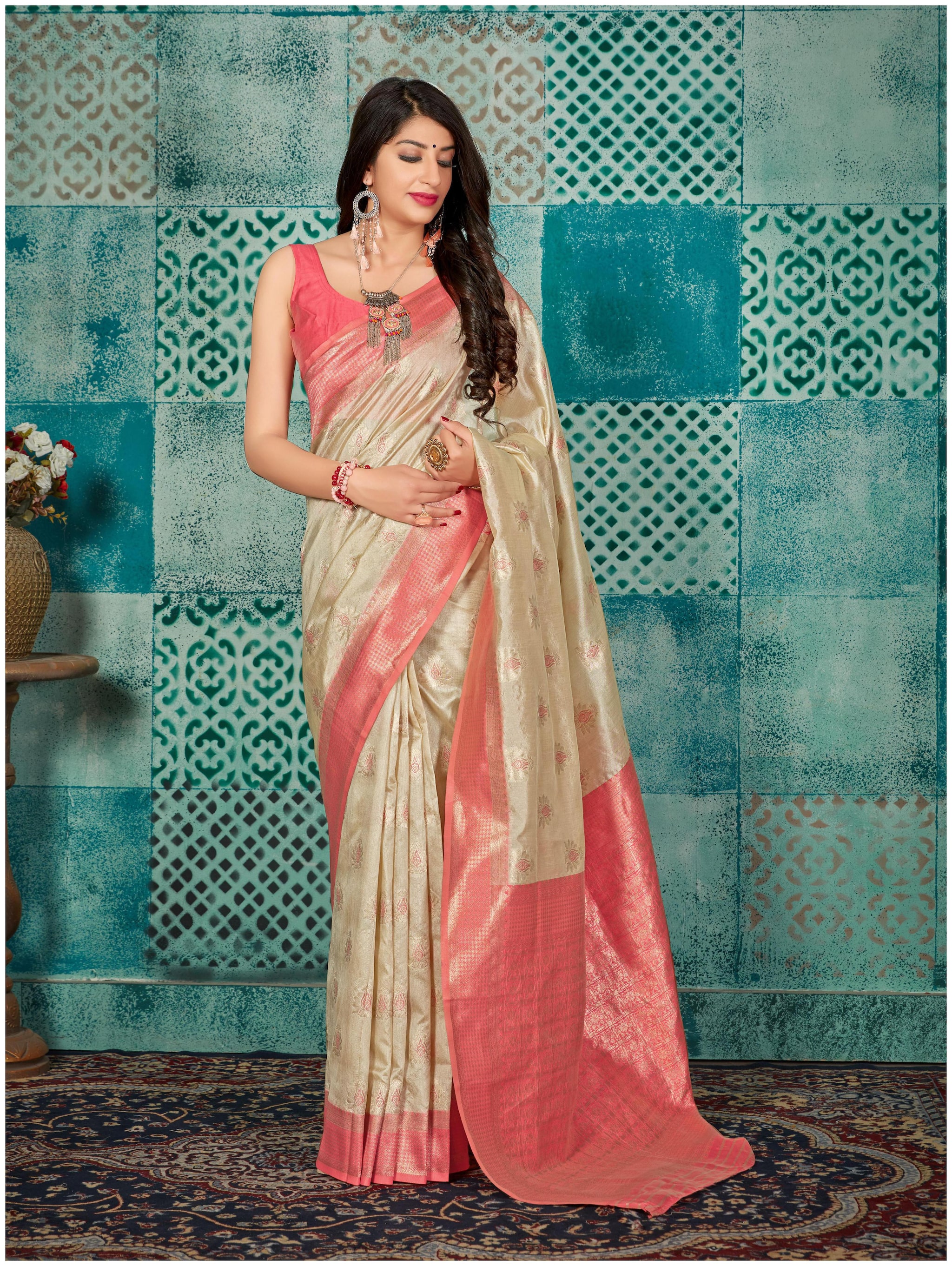 

Manohari Women Jacquard Sarees Beige