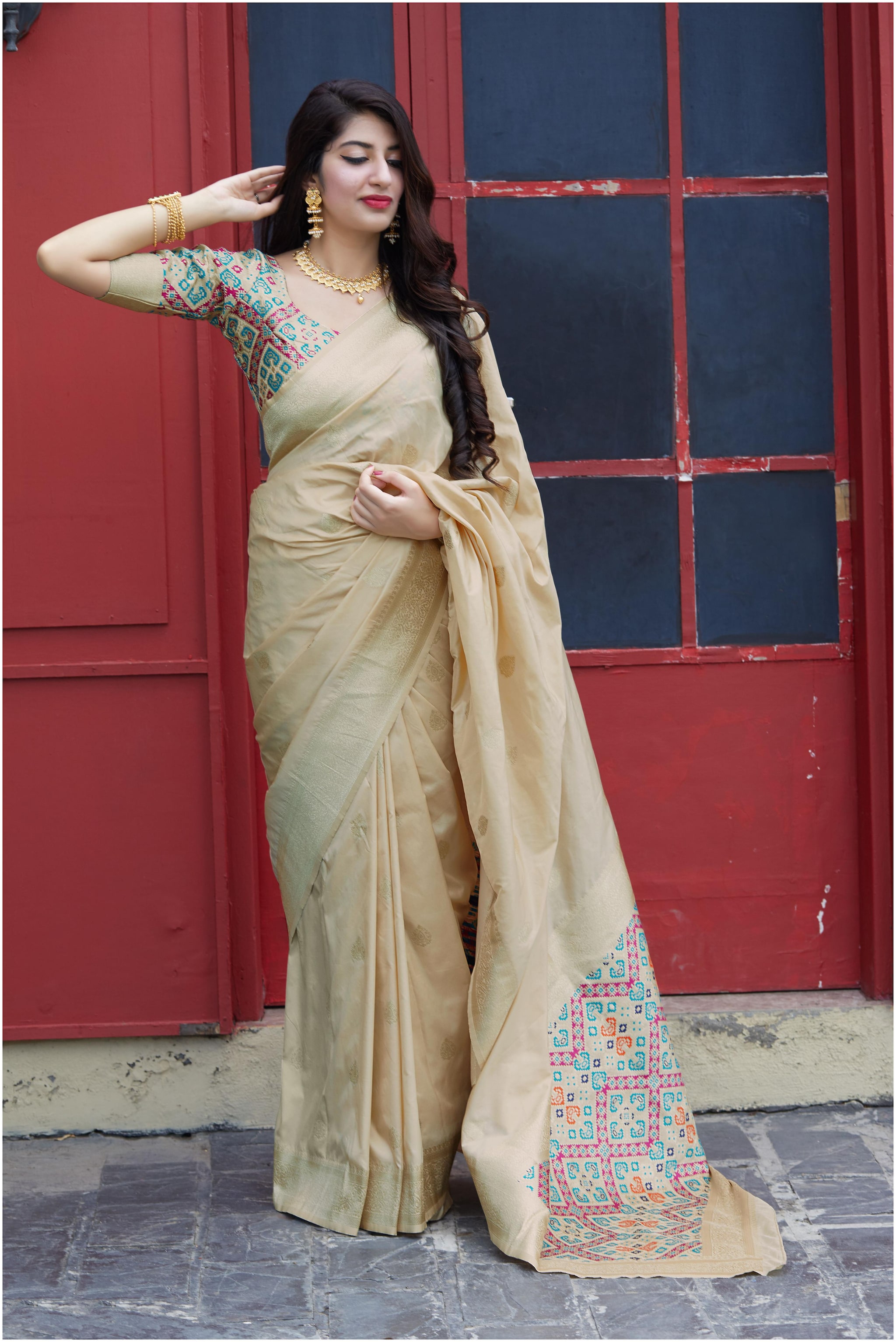 

Manohari Women Jacquard Woven Beige Designer Saree With Blouse