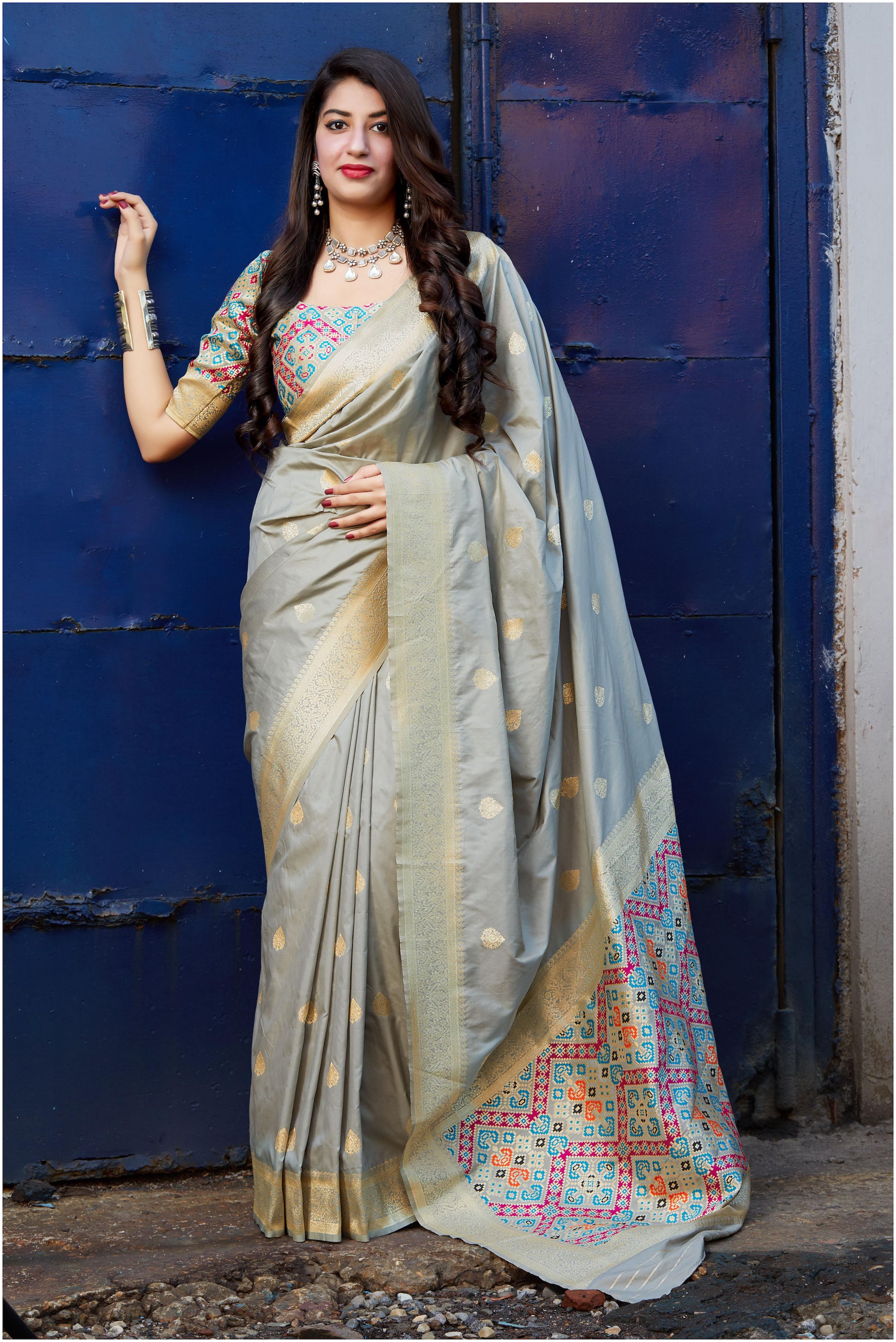 

Manohari Women Jacquard Woven Grey Designer Saree With Blouse