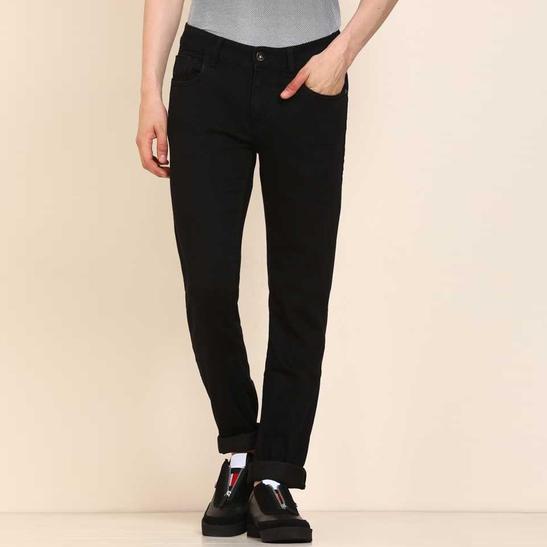 

Masterly Weft Men Black Slim Fit Jeans