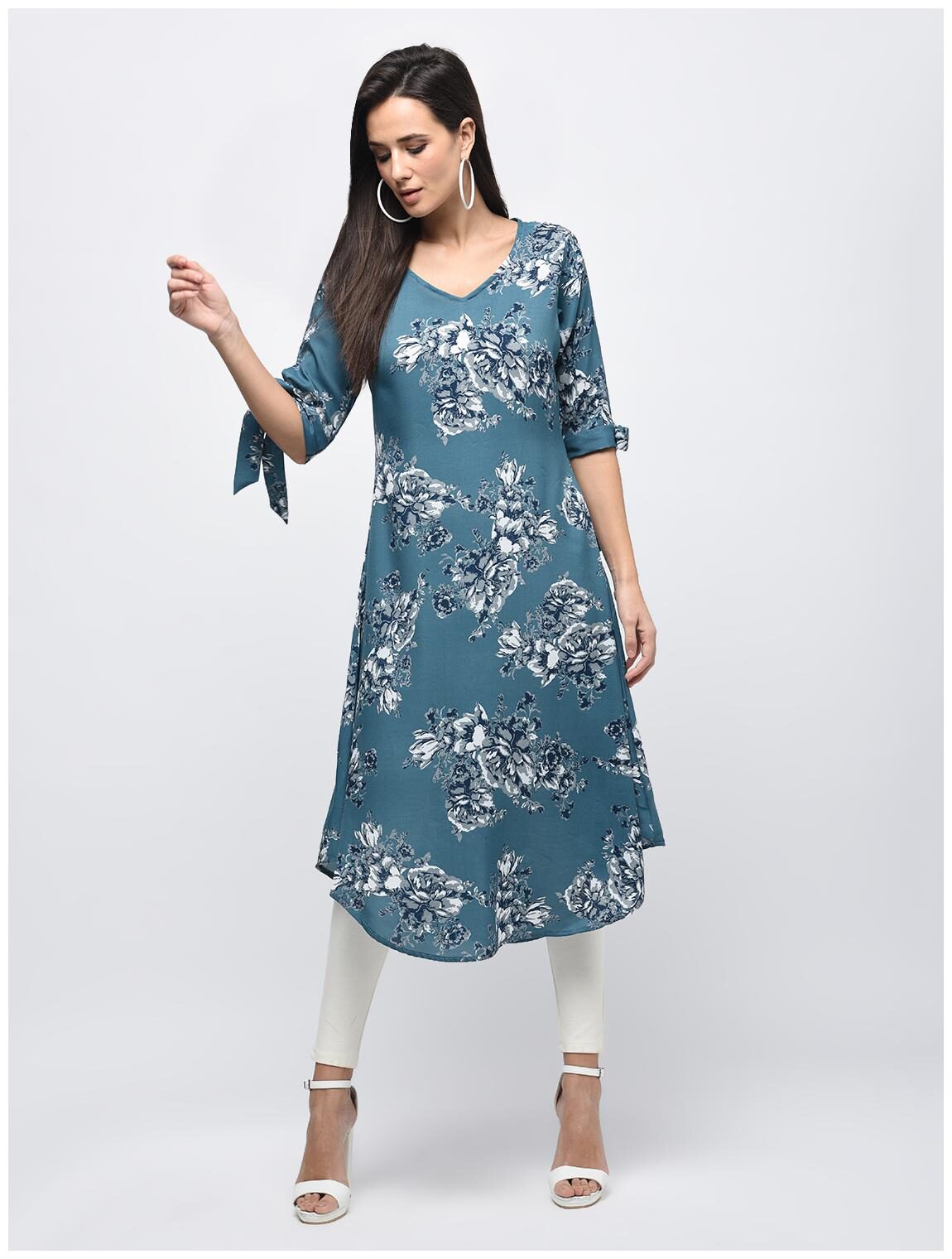 

Myshka Women Blue Floral Straight Kurta