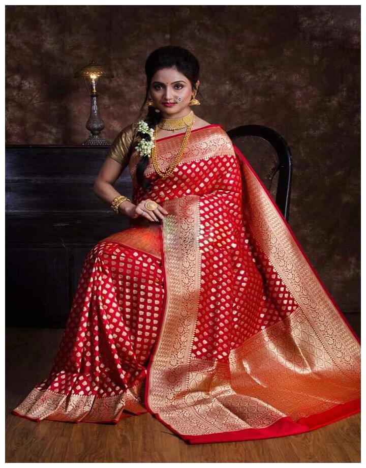 

Opara Silk Saree With Blouse Piece