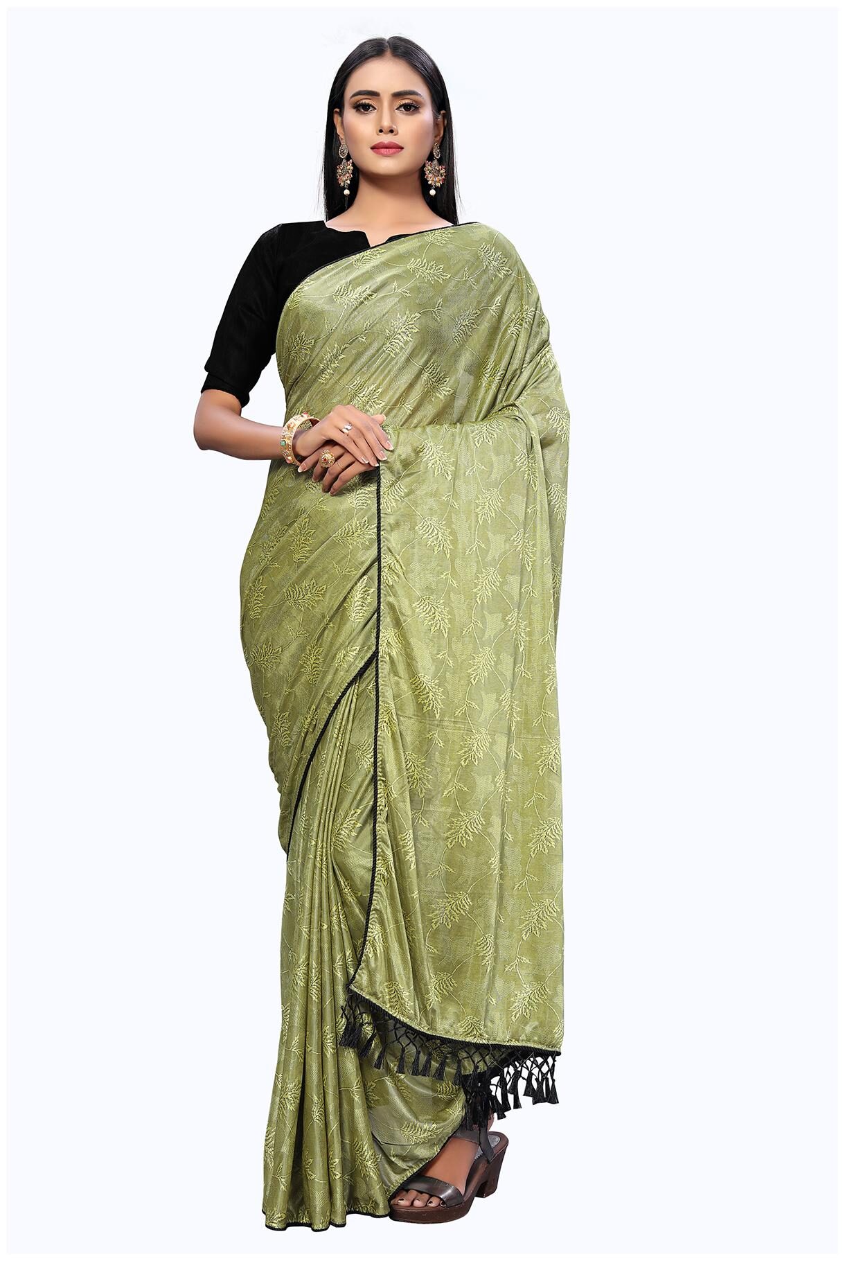 

Pratham Blue Women Silk Floral Saree Green