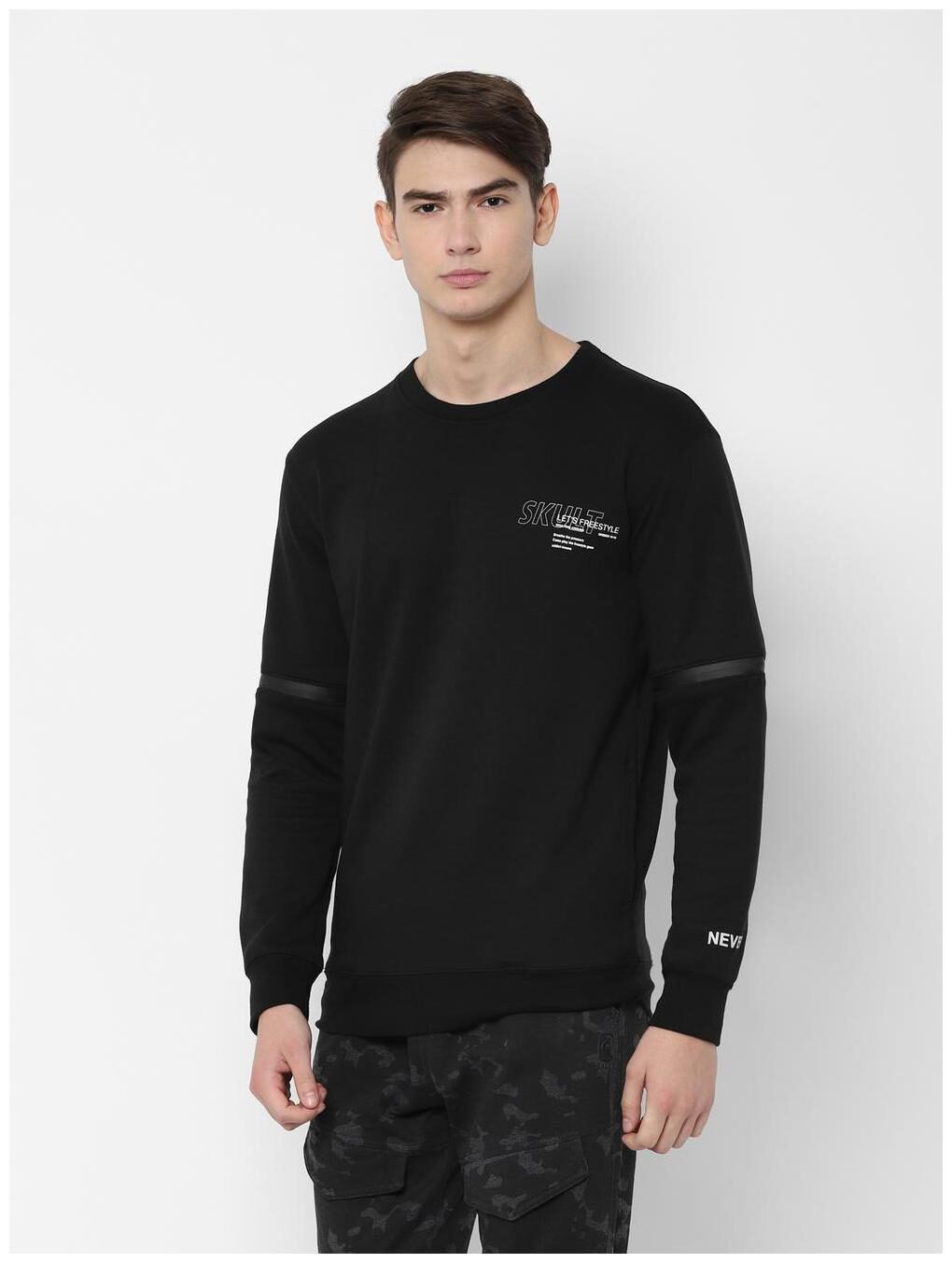 

SKULT by Shahid Kapoor Men Black Round neck Sweatshirt