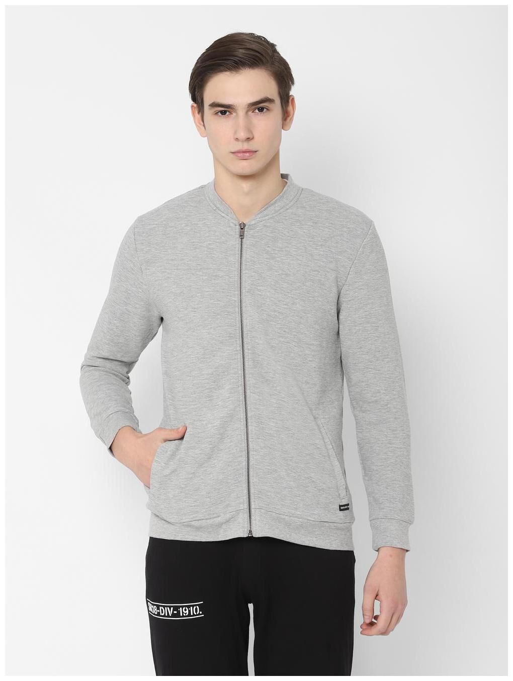 

SKULT by Shahid Kapoor Men Grey High neck Sweatshirt