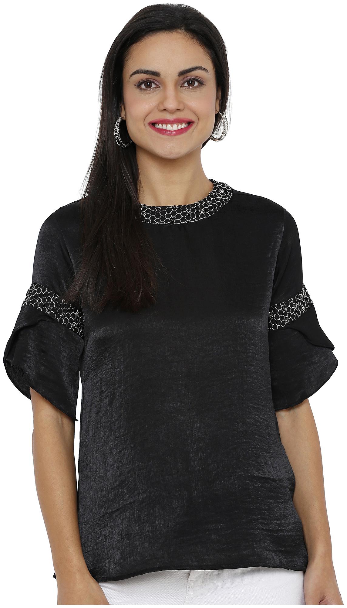 

Soie Women Solid Regular top - Black
