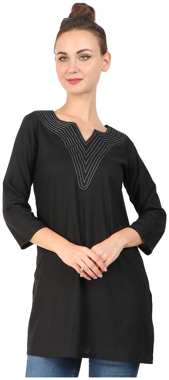 

Sritika Women Black Solid Straight Kurti