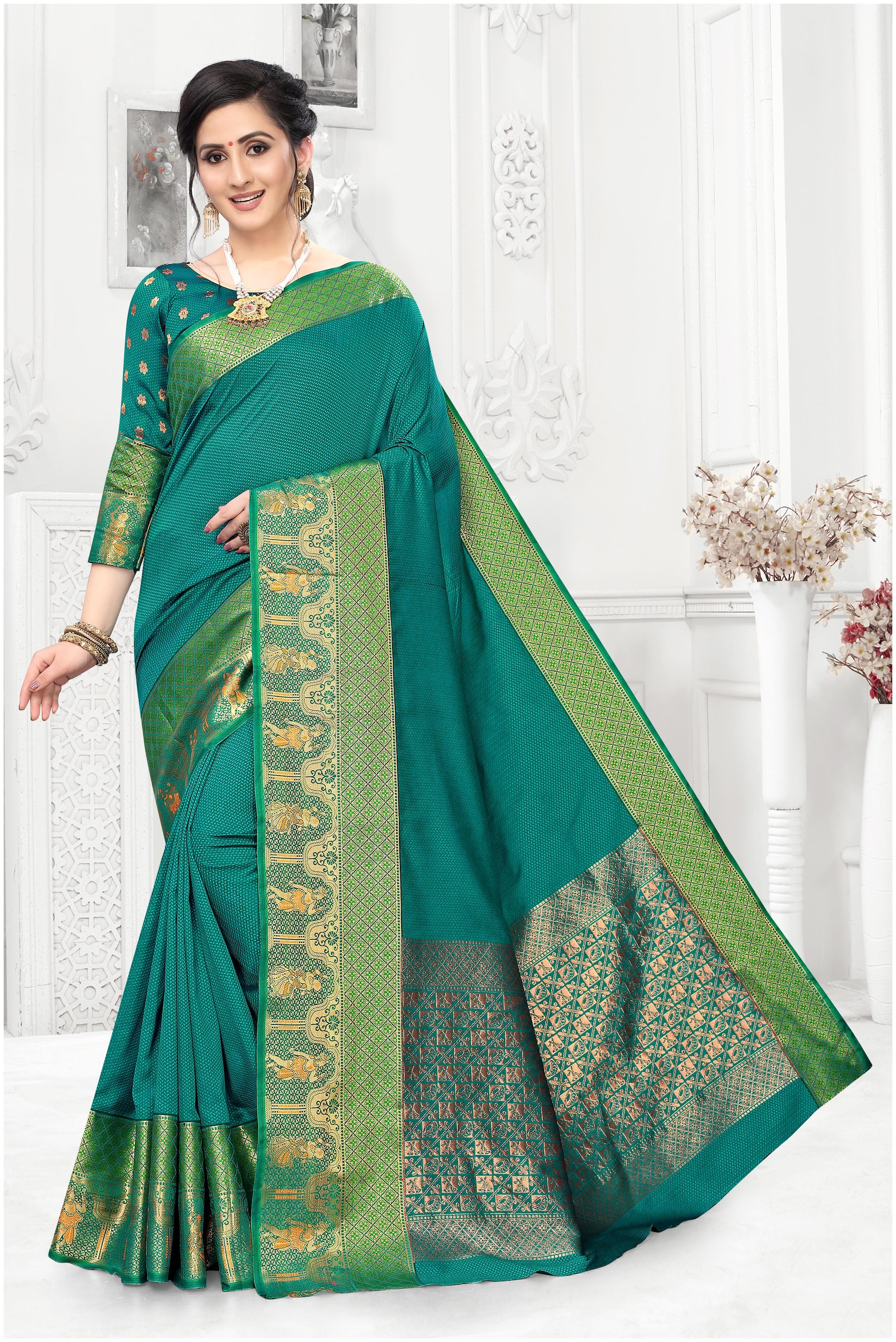 

Taboody Empire Women Green Jacquard Woven Saree