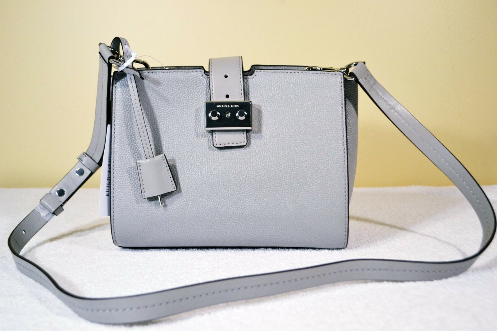 

Michael Kors Bond Medium Leather Messenger Crossbody (Quarry Grey)