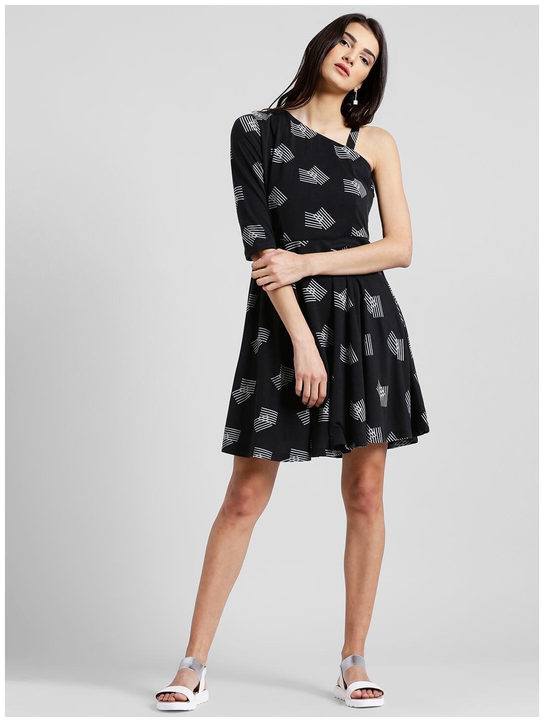 https://assetscdn1.paytm.com/images/catalog/product/C/CM/CMPLXAPPZINK-LONDON-ZINK3821257B00393/a_1.jpg