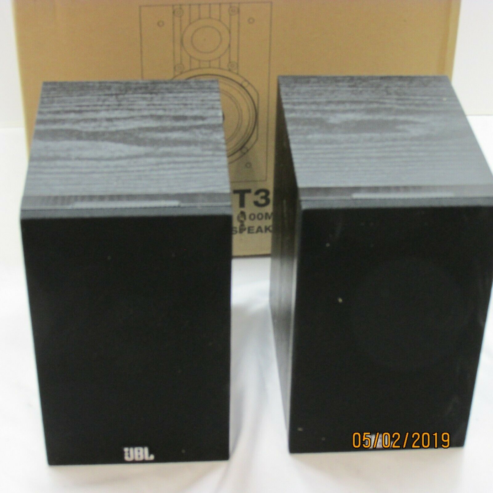 

Listing is for a pair of brand new JBL Loft 30 Bookshelf Loudspeakers
