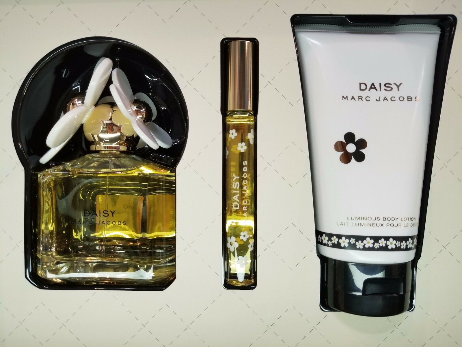 

Marc Jacobs Daisy for Women 3 4 oz EDT Spray 5 1 oz Lotion 33 EDT 3 PC Gift Set