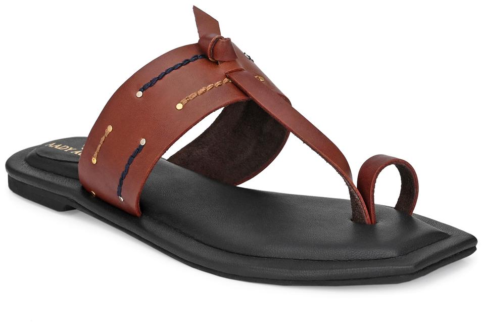 

AADY AUSTIN Women Brown One Toe Flats
