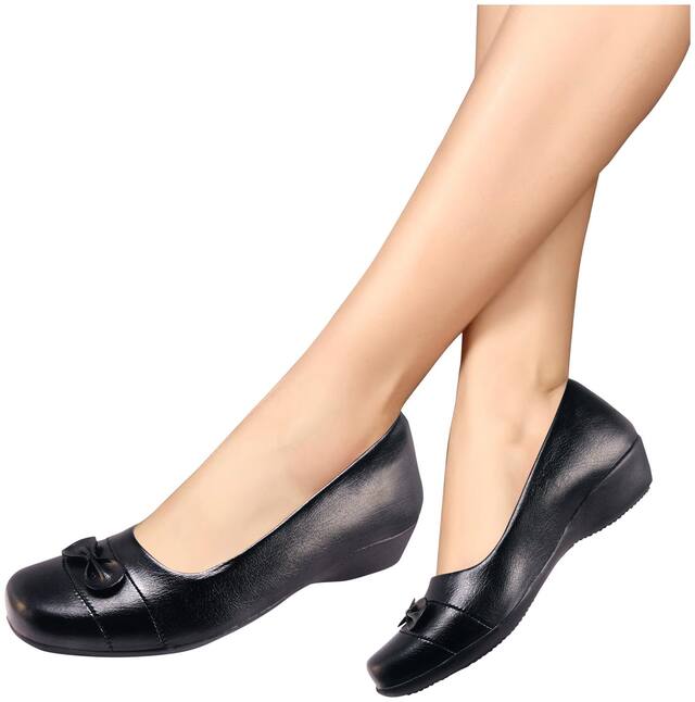 Action Round Toe Bellies For Women ( Black )