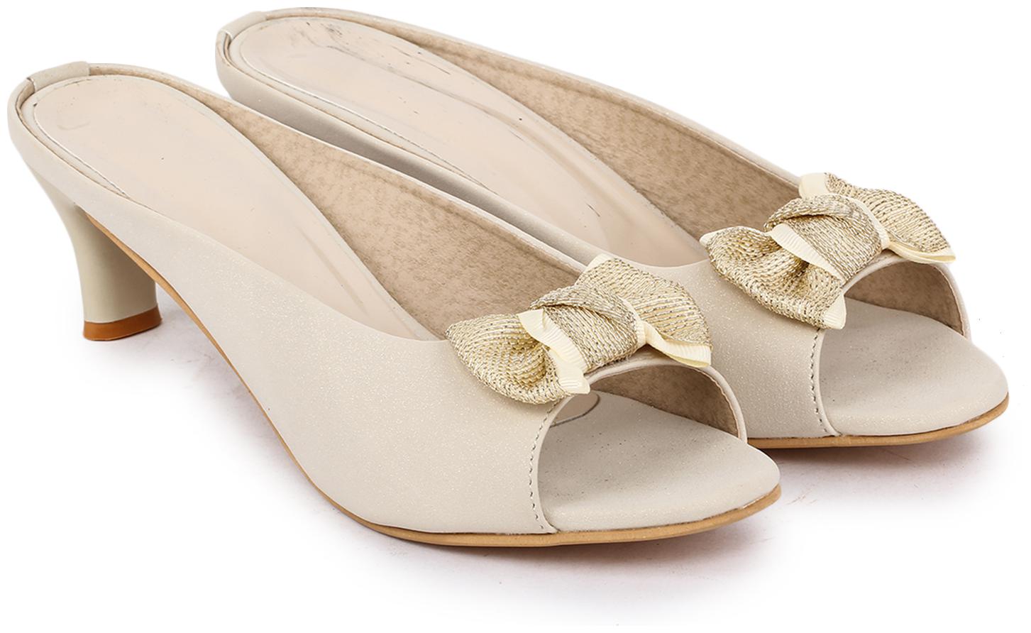 

Appitite Women Beige Sandals