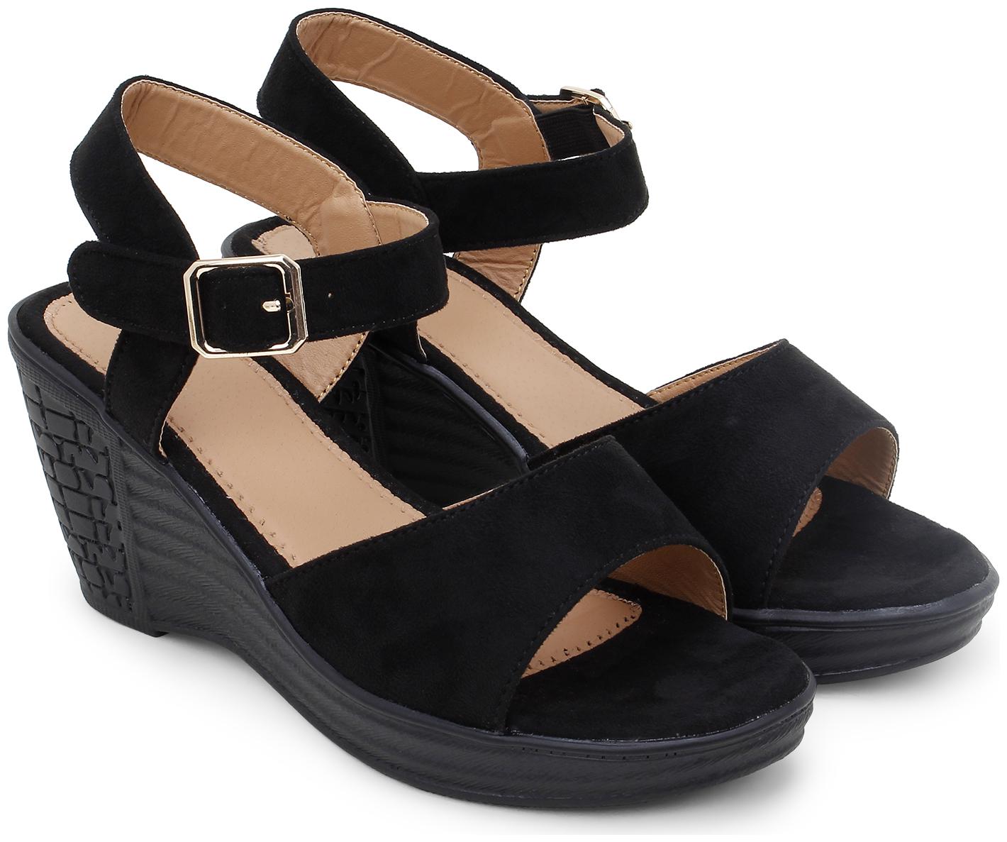 

Clouter hub Women Black Wedges